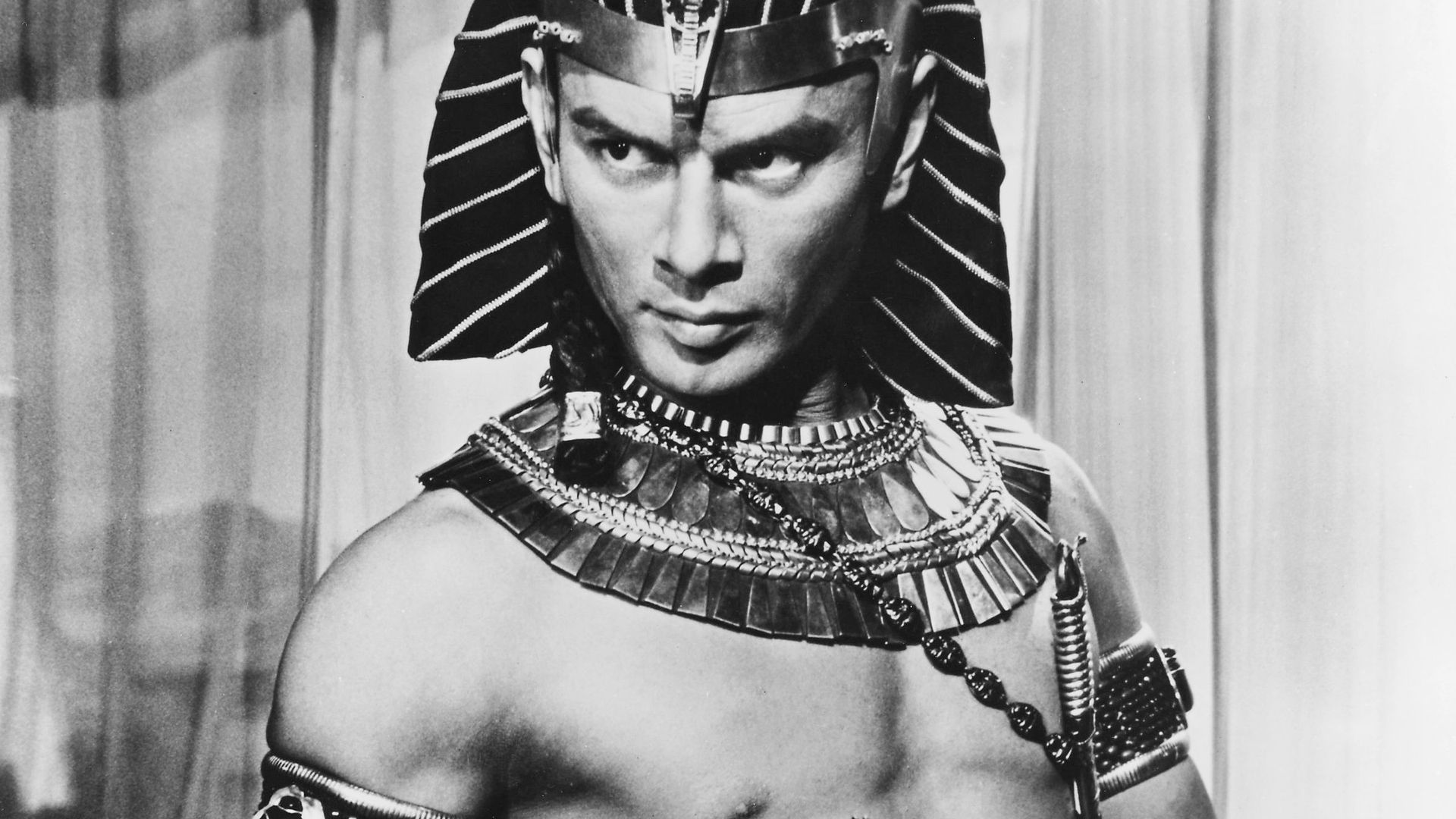 40 ans après sa disparition, “Les mille et une vies de Yul Brynner” ravive le mythe du roi d’Hollywood - RTBF Actus