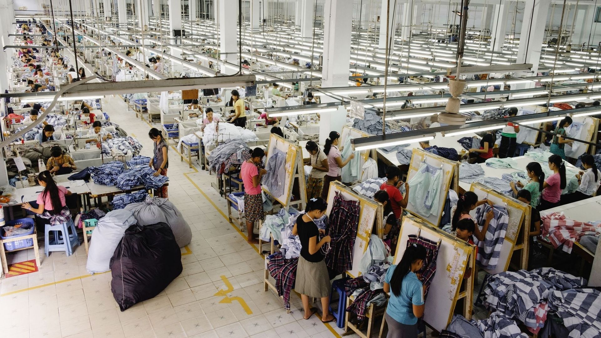 Vêtements invendus : l’Europe interdit la destruction, mais achACT réclame "une réduction de la production" pour s’attaquer au cœur du problème