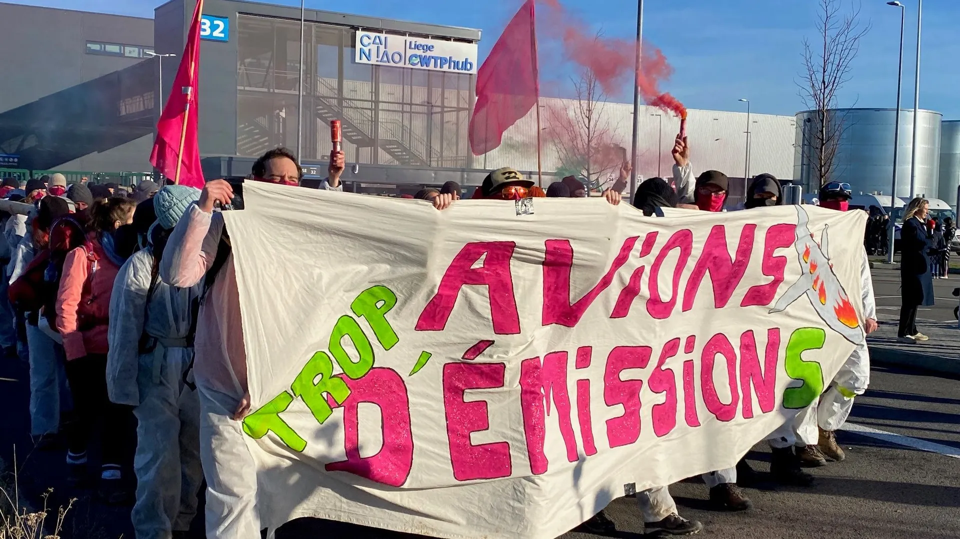 Code Rouge Activiste Les activistes de Code Rouge ont mené des actions dans les aéroports de ...