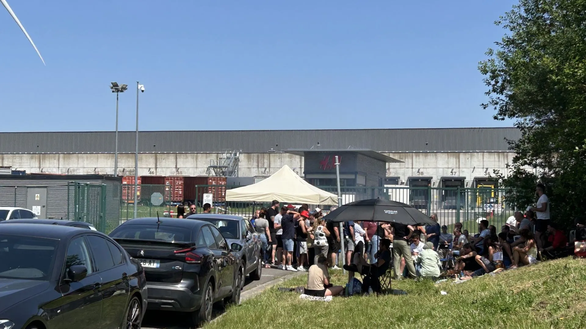 H&M Logistics à Ghlin : la direction décrète un 'lock-out', une grève ...