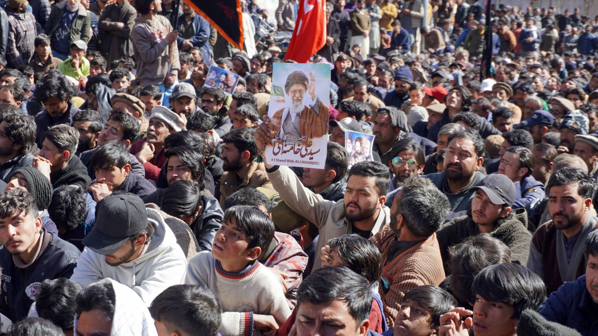 Le consulat américain à Karachi visé par une tentative d’assaut de centaines de manifestants pro-Iran