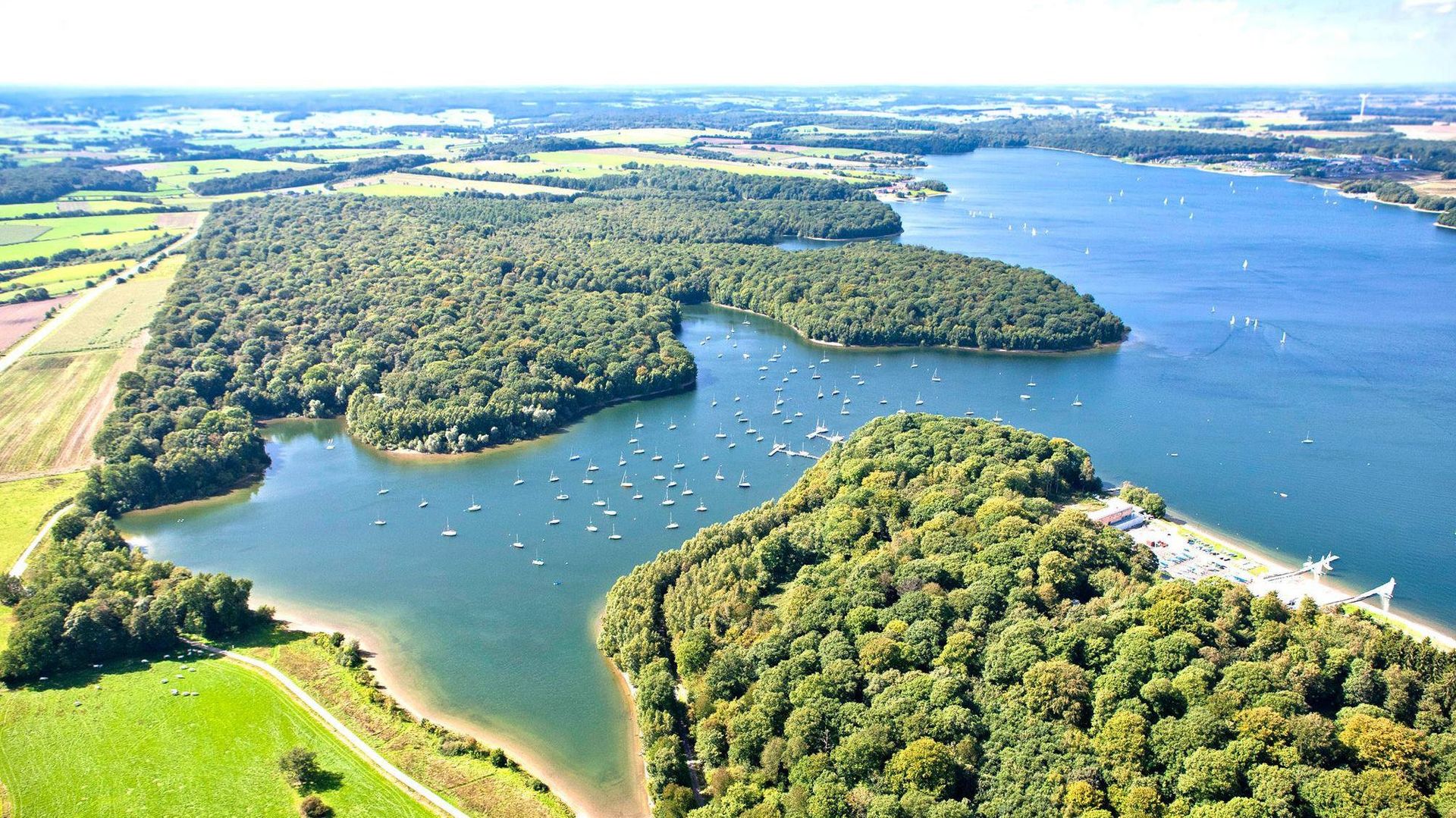 Lacs de l’Eau d’Heure : la ministre wallonne du tourisme veut rouvrir l’Aquacentre et développer Falemprise