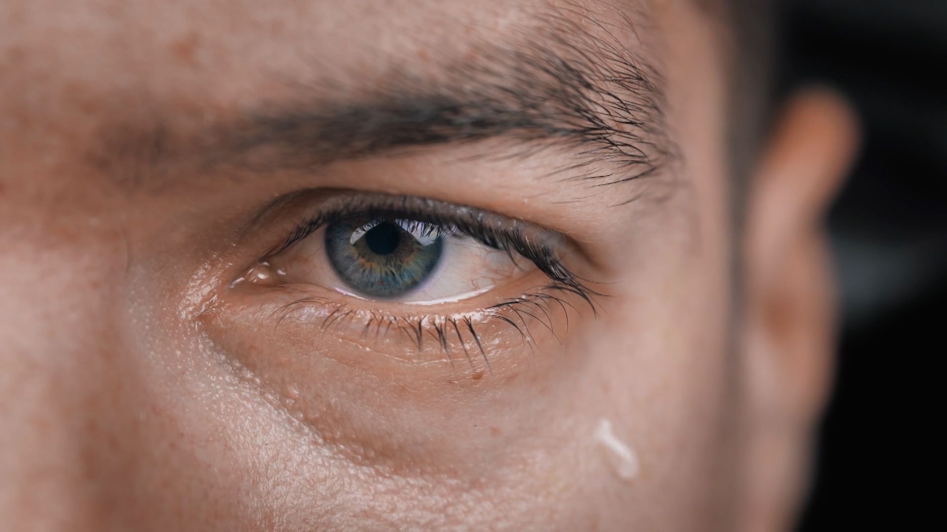 Mal-être masculin : pourquoi le jugement des hommes pèse plus que celui des femmes ?