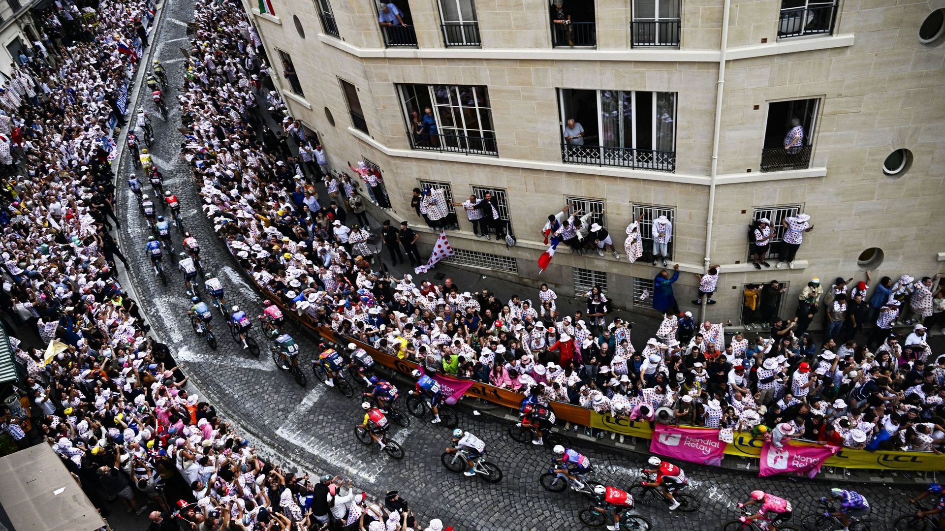 89 km contre les 133 km, la 21e étape modifiée : un circuit dans Paris avec deux tours de plus sur les Champs-Elysées