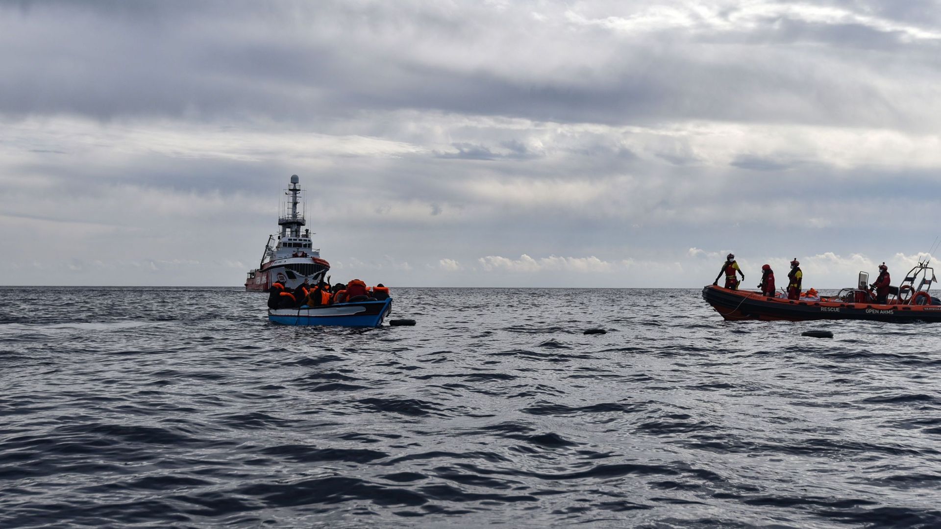 Un bateau rempli de migrants chavire au large de la Libye : 6 morts et ...