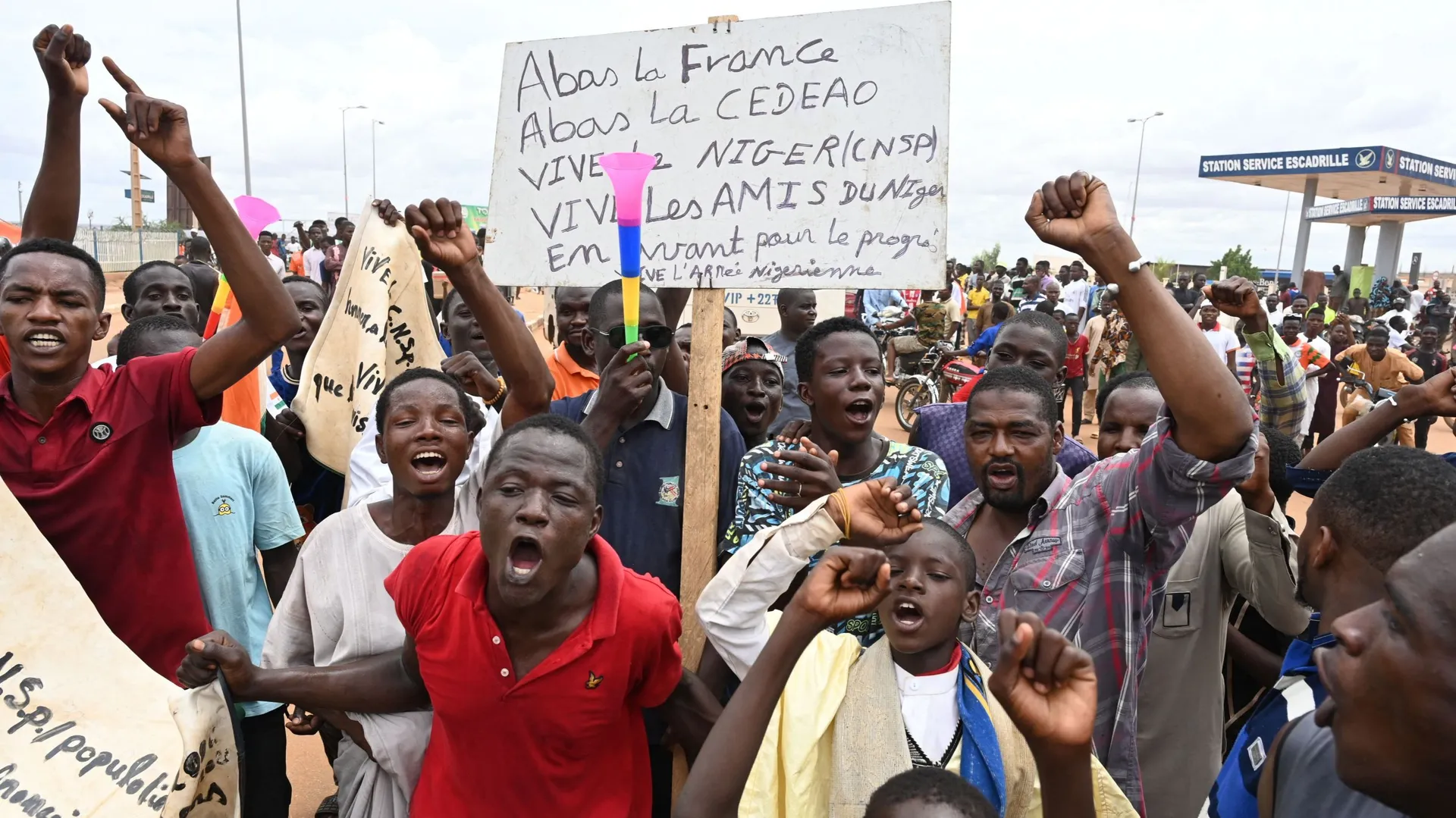 coup-d-tat-au-niger-la-cedeao-ordonne-le-d-ploiement-dans-les-plus