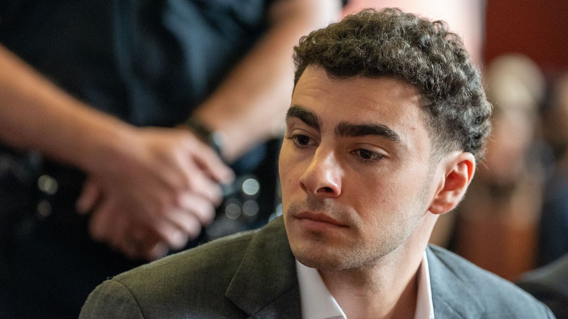 Le procès de Luigi Mangione devant l’État de New York reporté après ses aveux