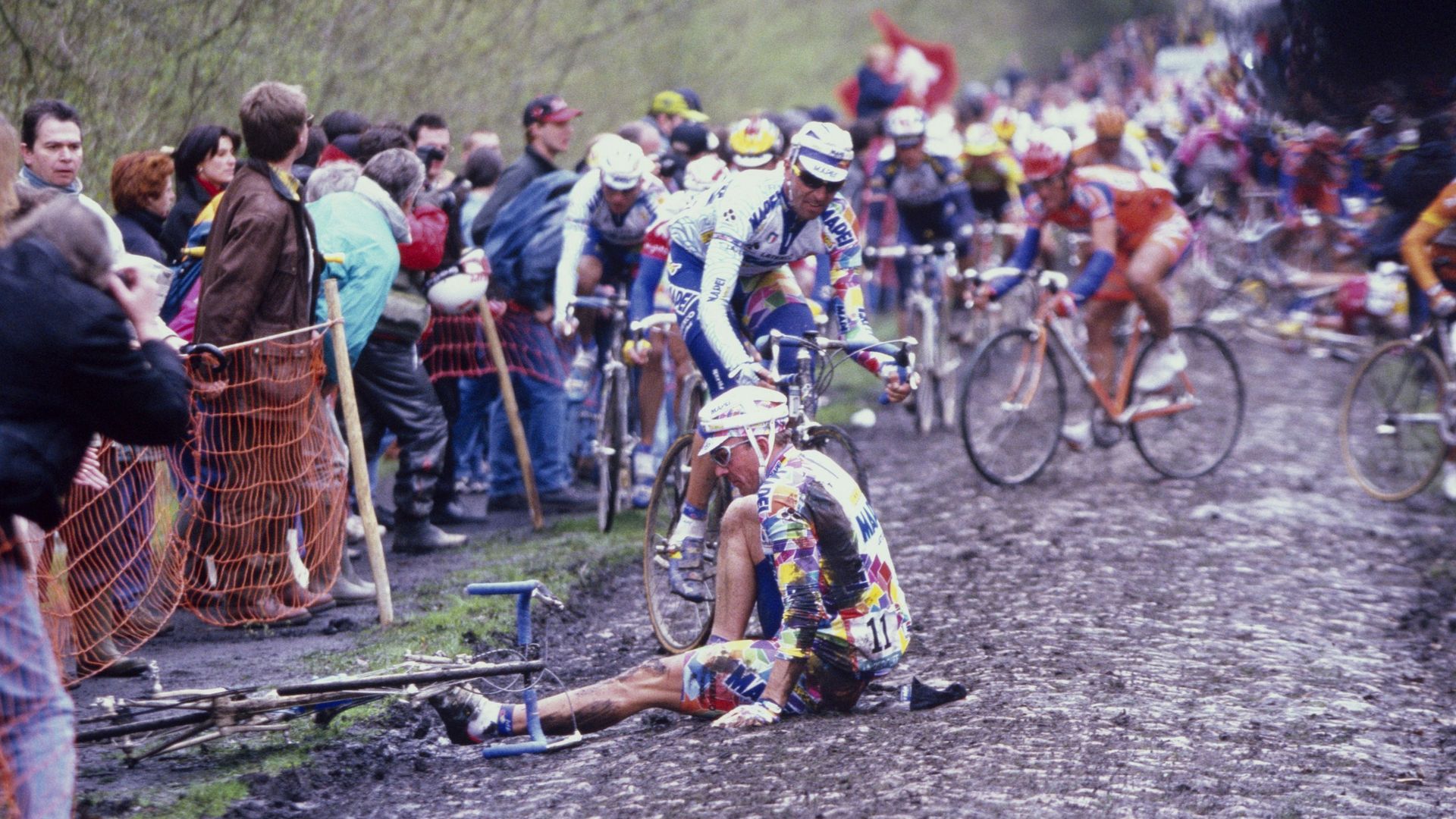 Archives Club : Paris-Roubaix, cette course où un pneu crevé devient "une morsure de sorcière aux dents vertes"