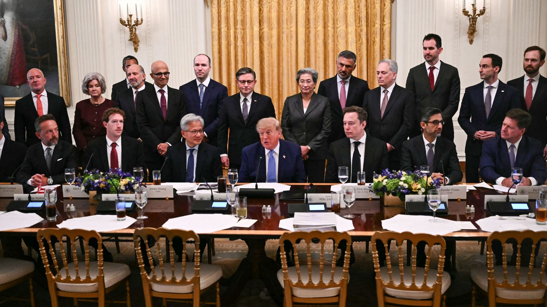 Donald Trump plaide pour 'l’auto-régulation' de l’IA : les grands patrons adoptent un code de bonne conduite - RTBF Actus
