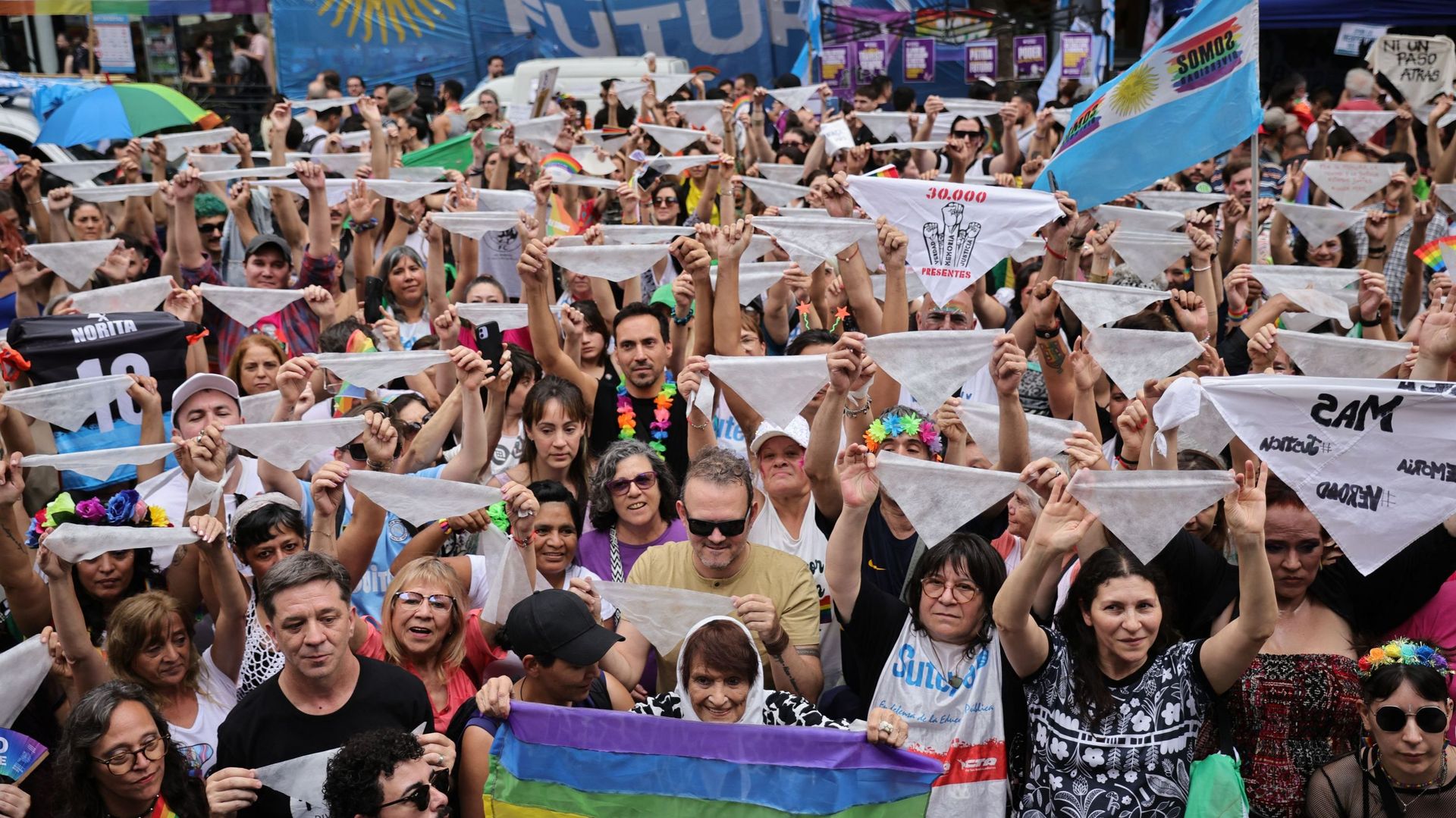 Buenos Aires : plusieurs milliers de personnes défilent contre le ton ...