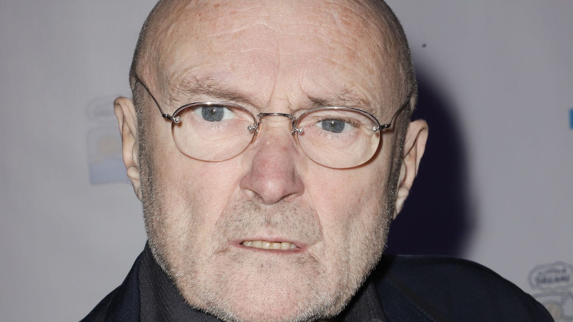 Phil Collins se confie sur ses anciens problèmes d’alcoolisme et révèle comment Eric Clapton lui a tendu la main