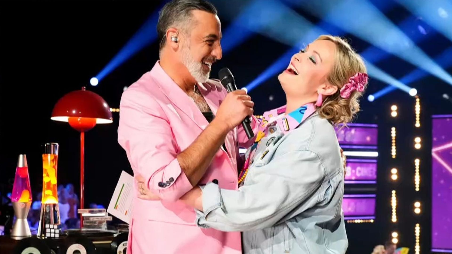 Walid et Ophélie Fontana font revivre la télévision des années 80 avec "un programme rassembleur, comme il y avait à l’époque"