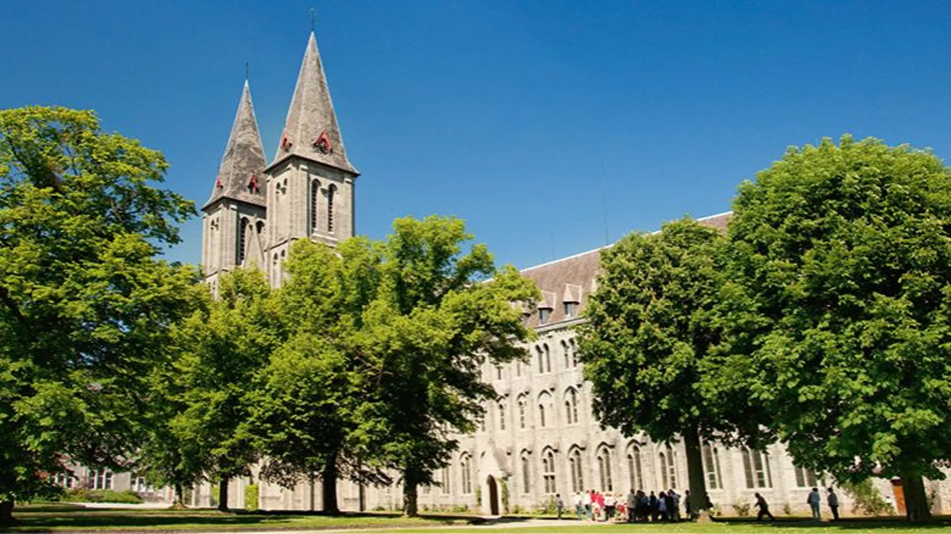 L’Abbaye de Maredsous cet été : microbrasserie, marché provençal et ...