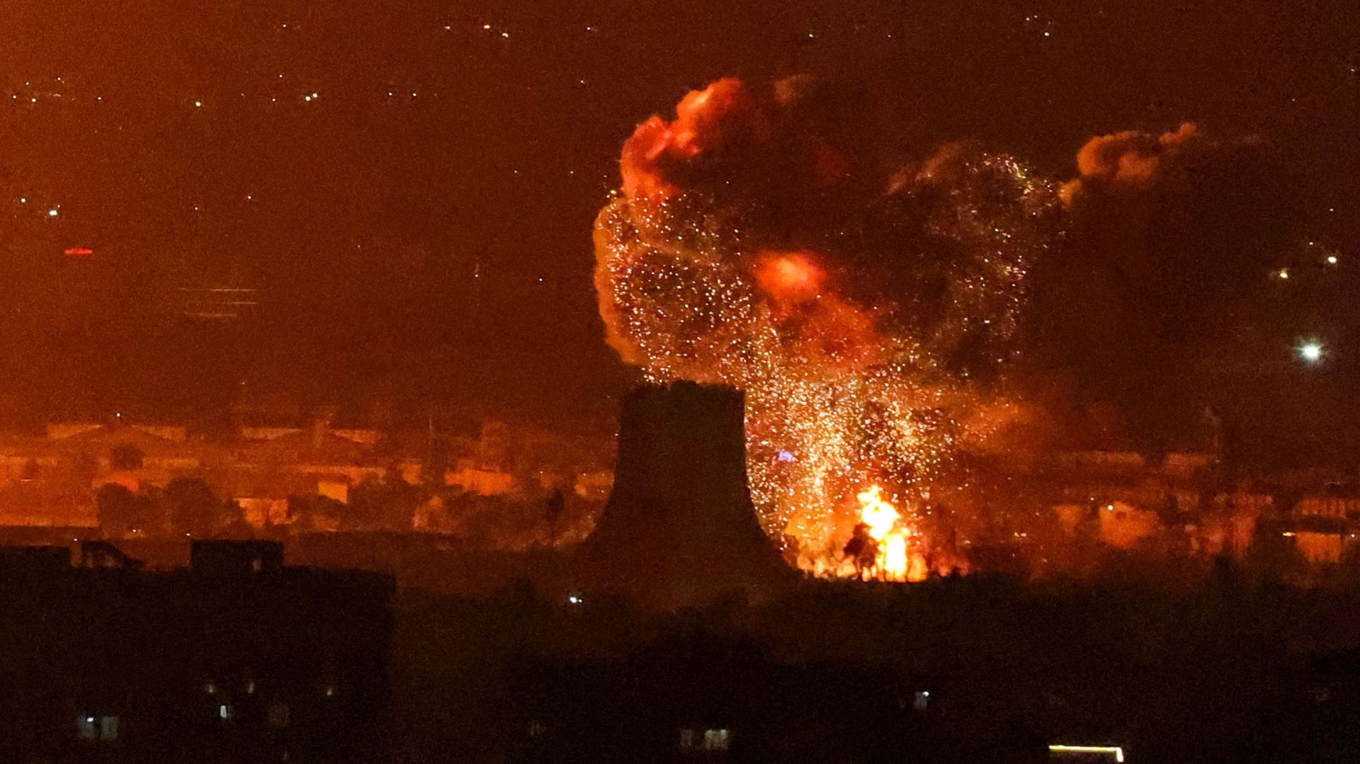 Conflit au Moyen-Orient : quatre dépôts pétroliers frappés à Téhéran et ses environs, la distribution de carburant temporairement suspendue