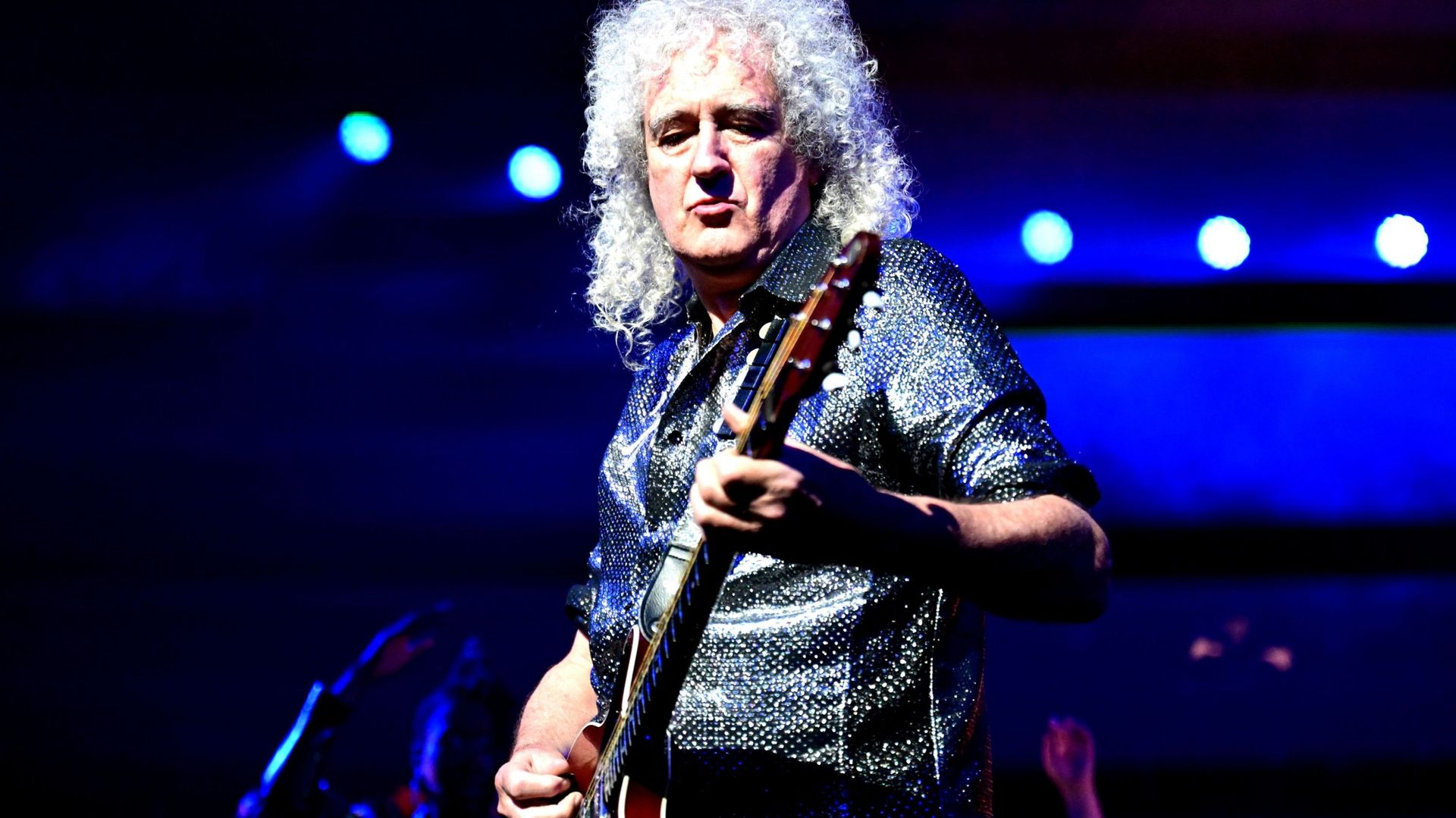 Brian May demande à l’IA de recréer une pochette de Queen : le résultat le conforte dans ses craintes