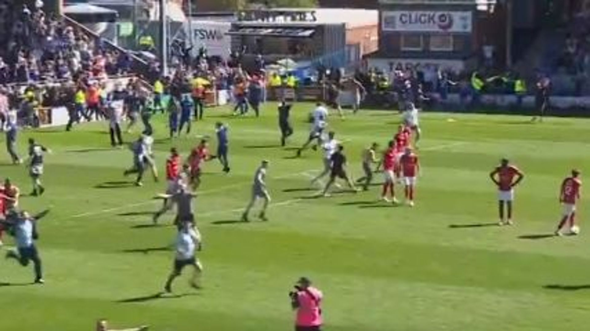 Envahissement de terrain pour rien, but du titre à la 103e minute : scénario complètement dingue en D5 anglaise