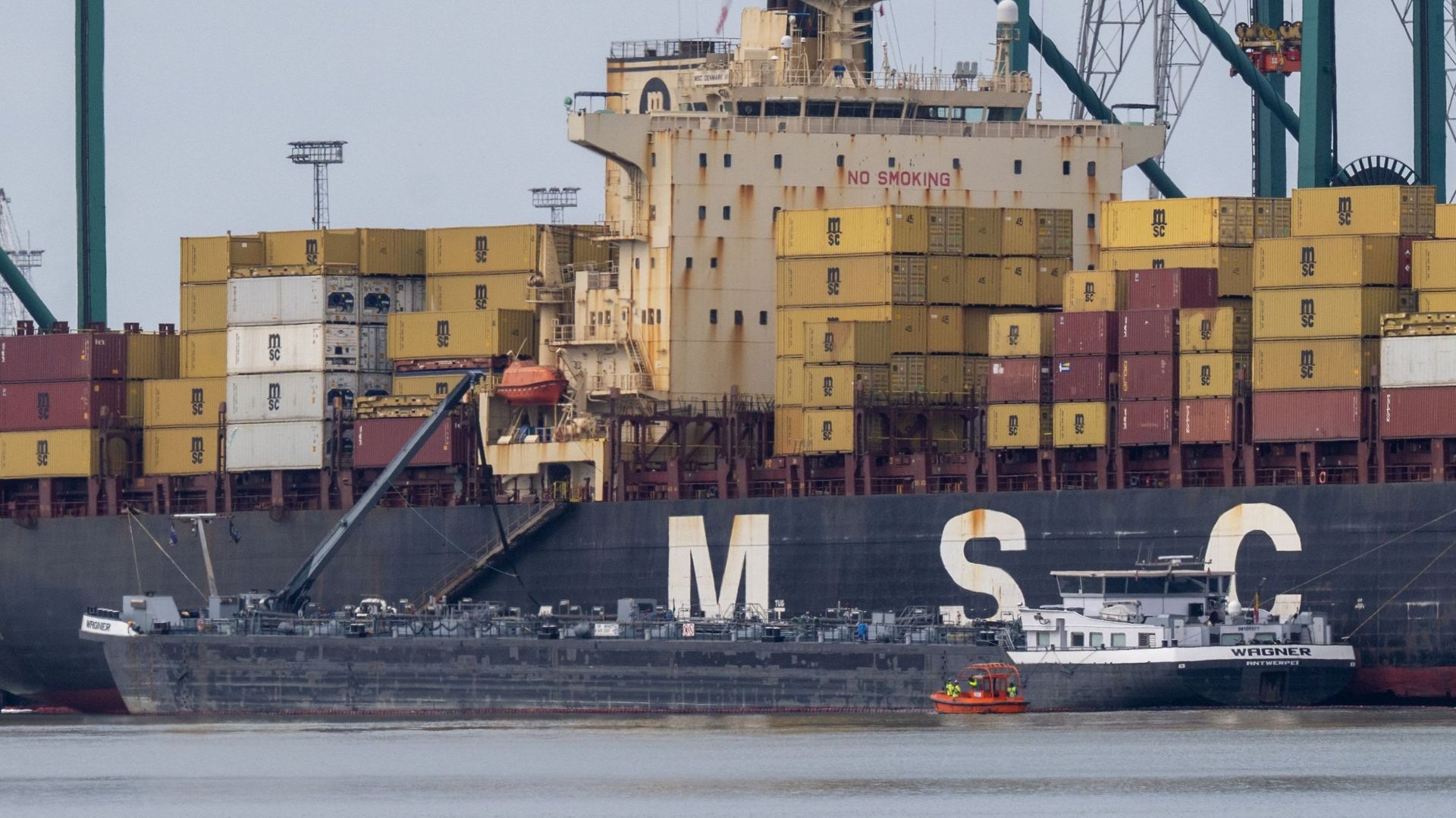 Plus de mille tonnes de sable extraites du cargo qui a coulé dans le port d'Anvers