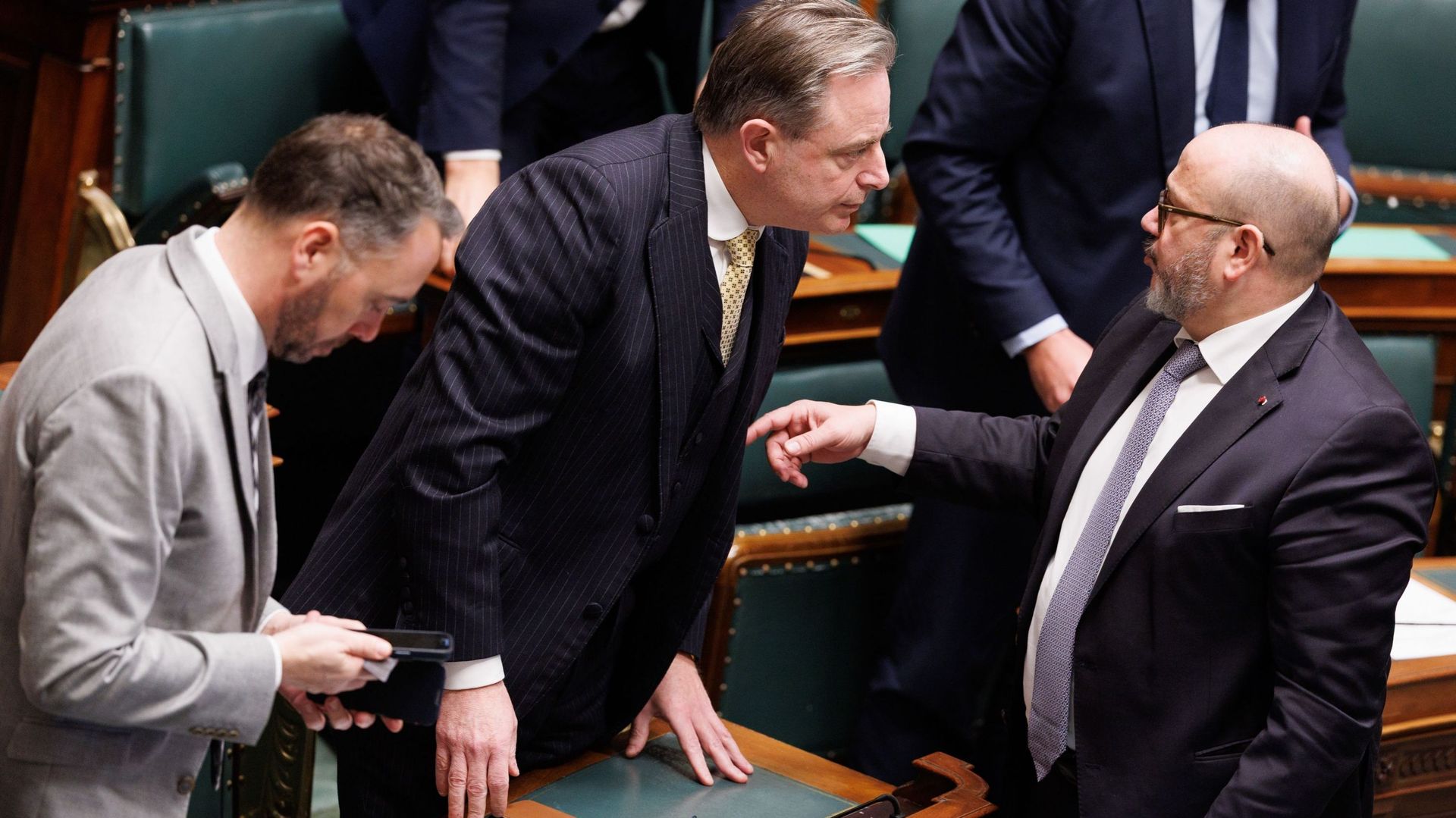 La revue de presse : la N-VA aura-t-elle bientôt besoin de son kit de survie ?