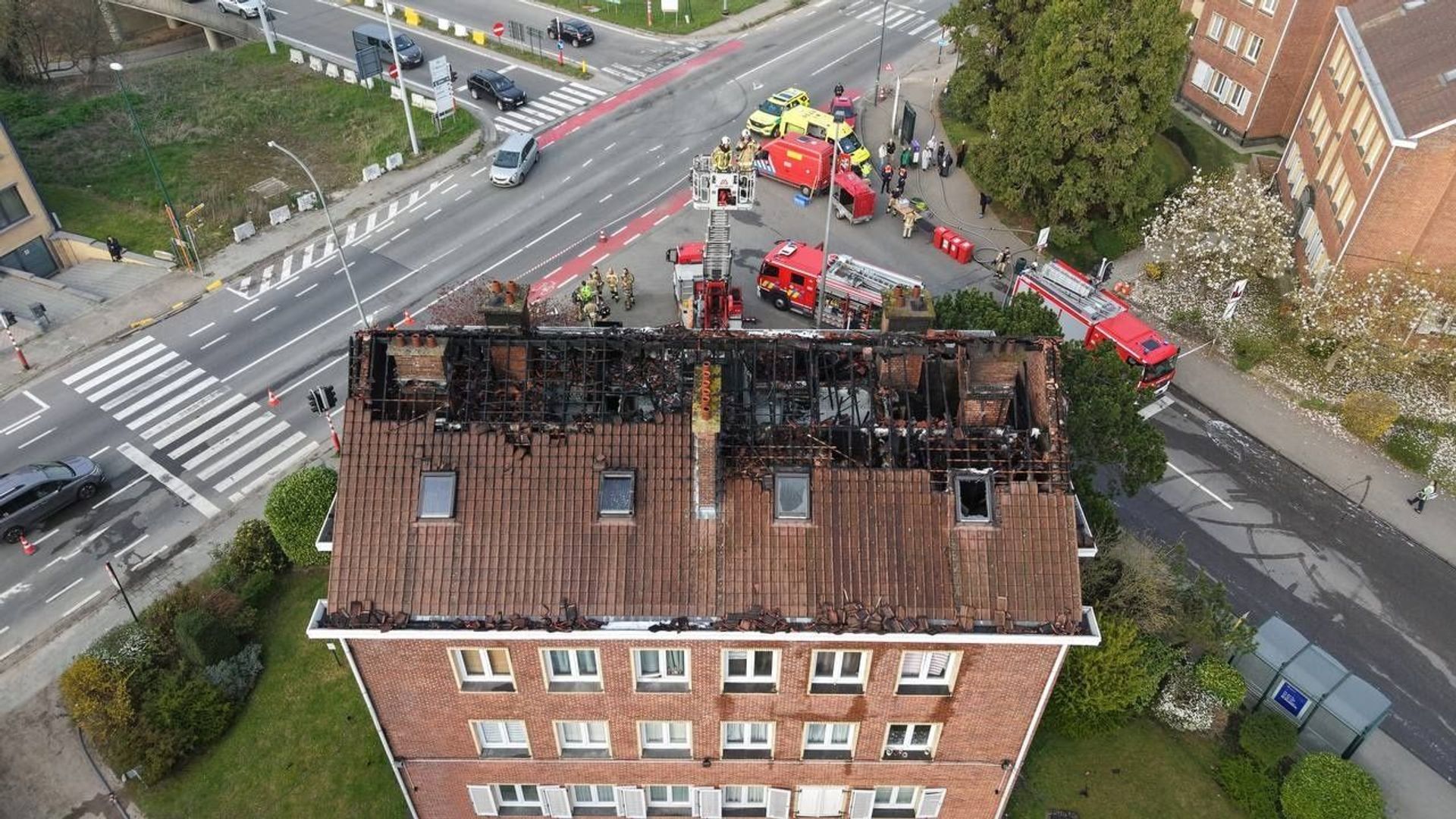 Important dégagement de fumée lors d'un incendie de toiture à Laeken