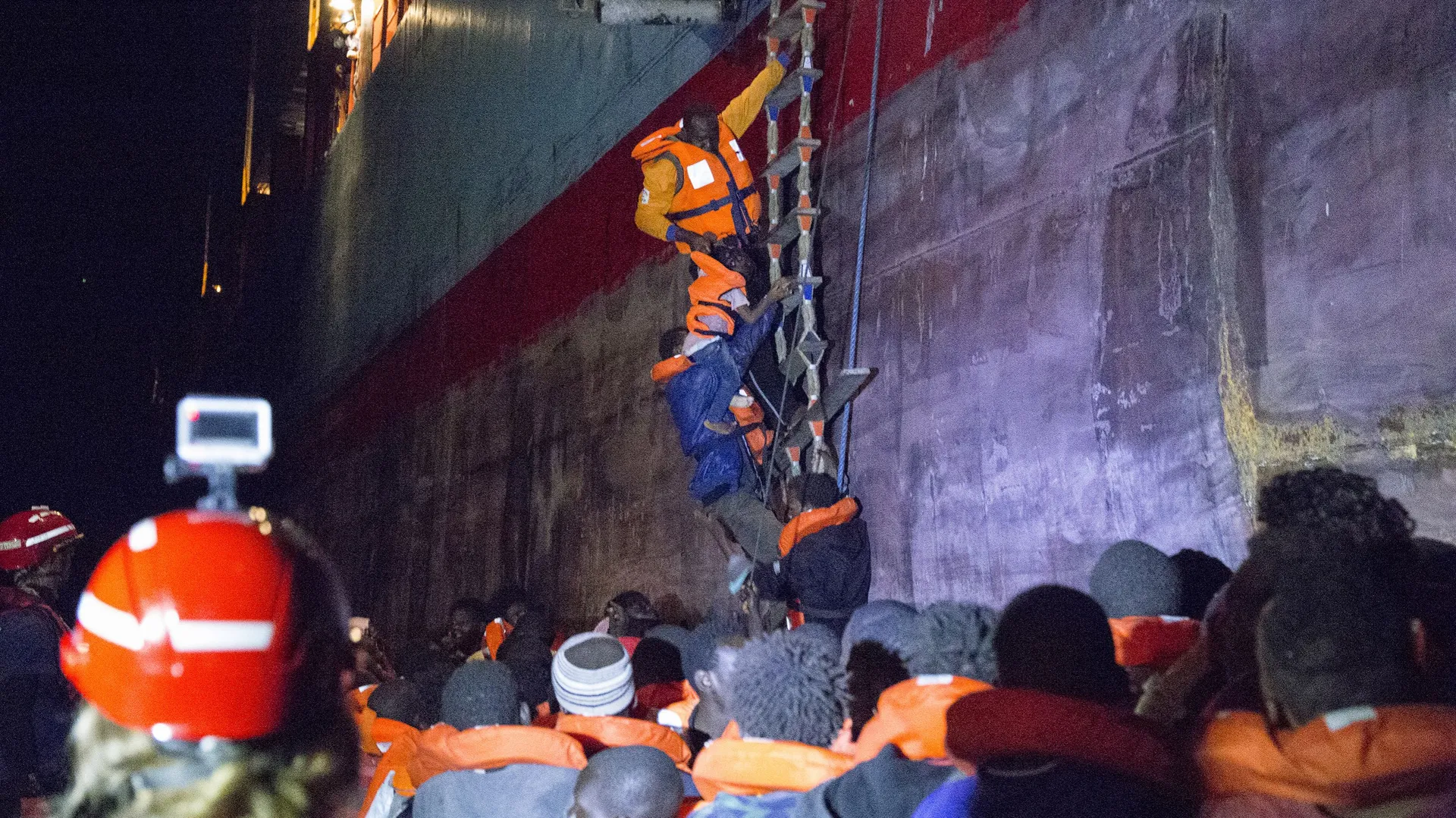 Espagne: plus de 600 migrants secourus en mer lundi - RTBF Actus