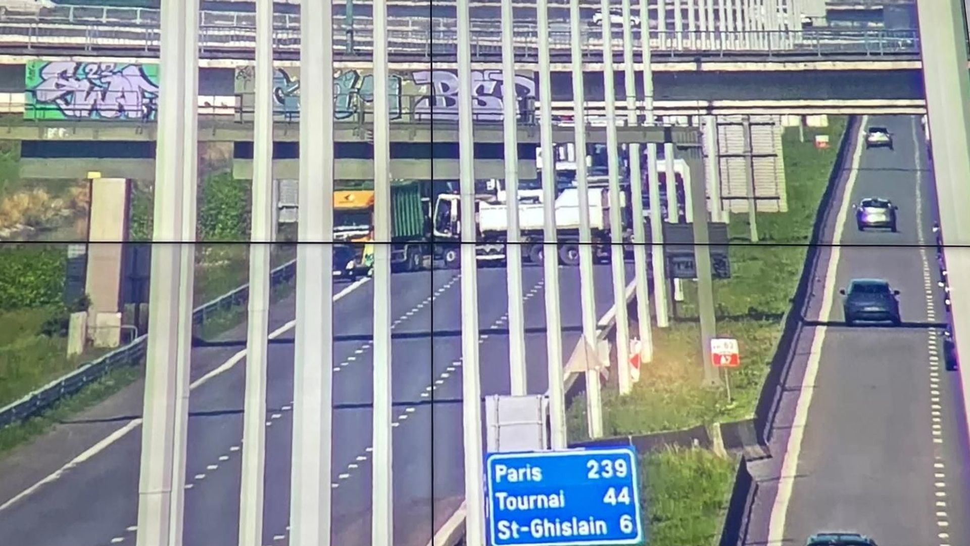 Accident entre deux camions sur E19 à Jemappes : chaussée fermée et files importantes