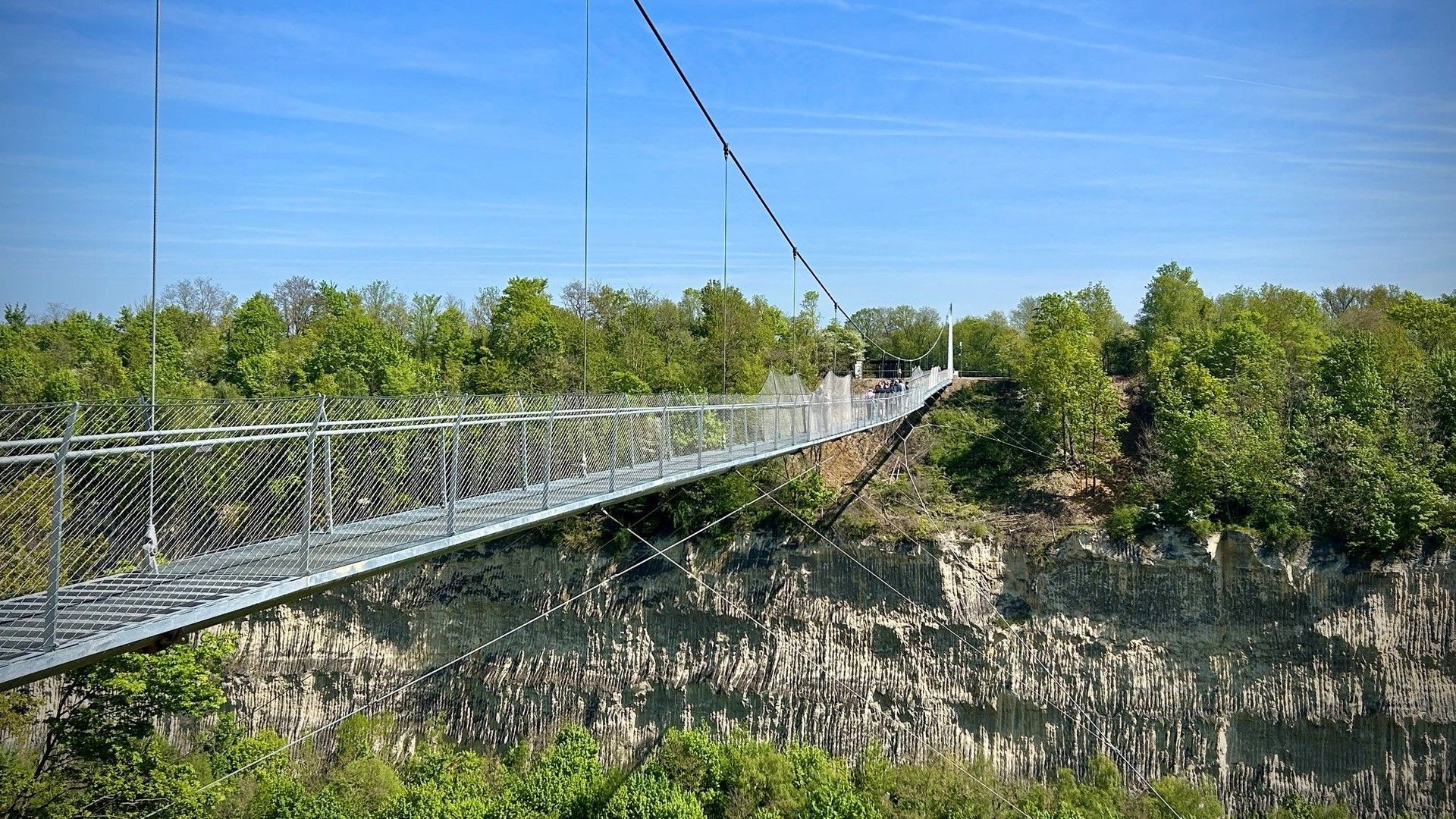 Entre Visé et Bassenge, inauguration de la première passerelle suspendue de Wallonie