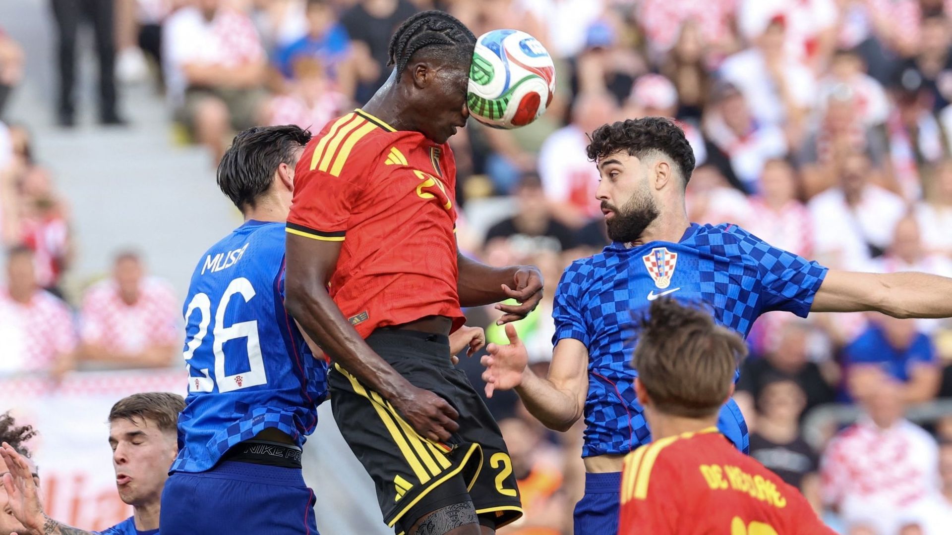 Amadou Onana reconverti en défenseur central chez les Diables : "Pour aller loin, il faut savoir mettre son ego de côté"