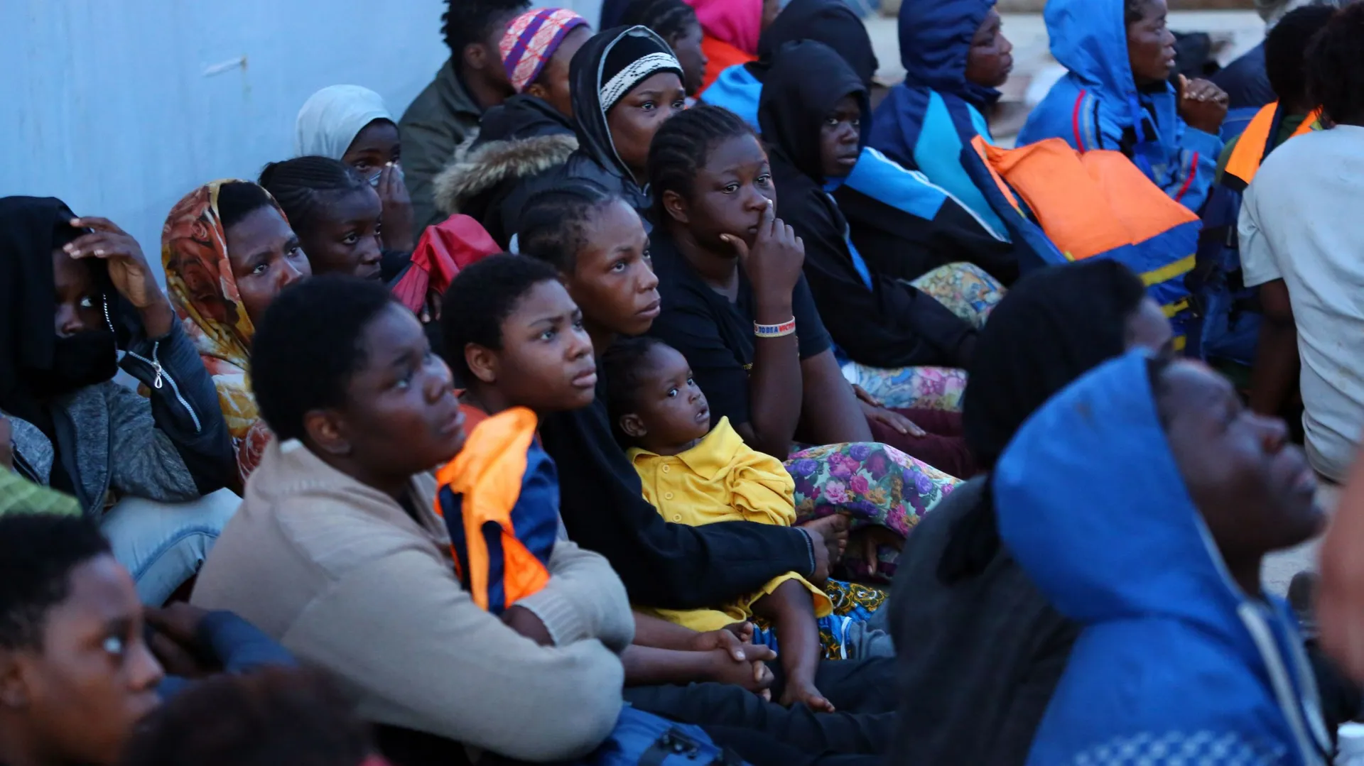 Plus de 900 migrants secourus au large de la Libye - RTBF Actus