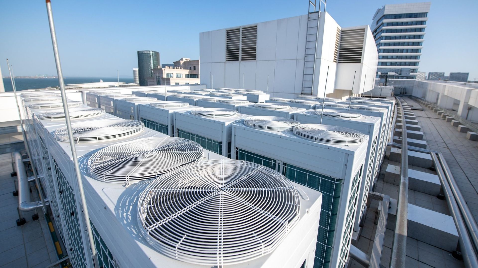 Canicule : la clim fait bondir la consommation d’électricité, les panneaux solaires perdent en rendement