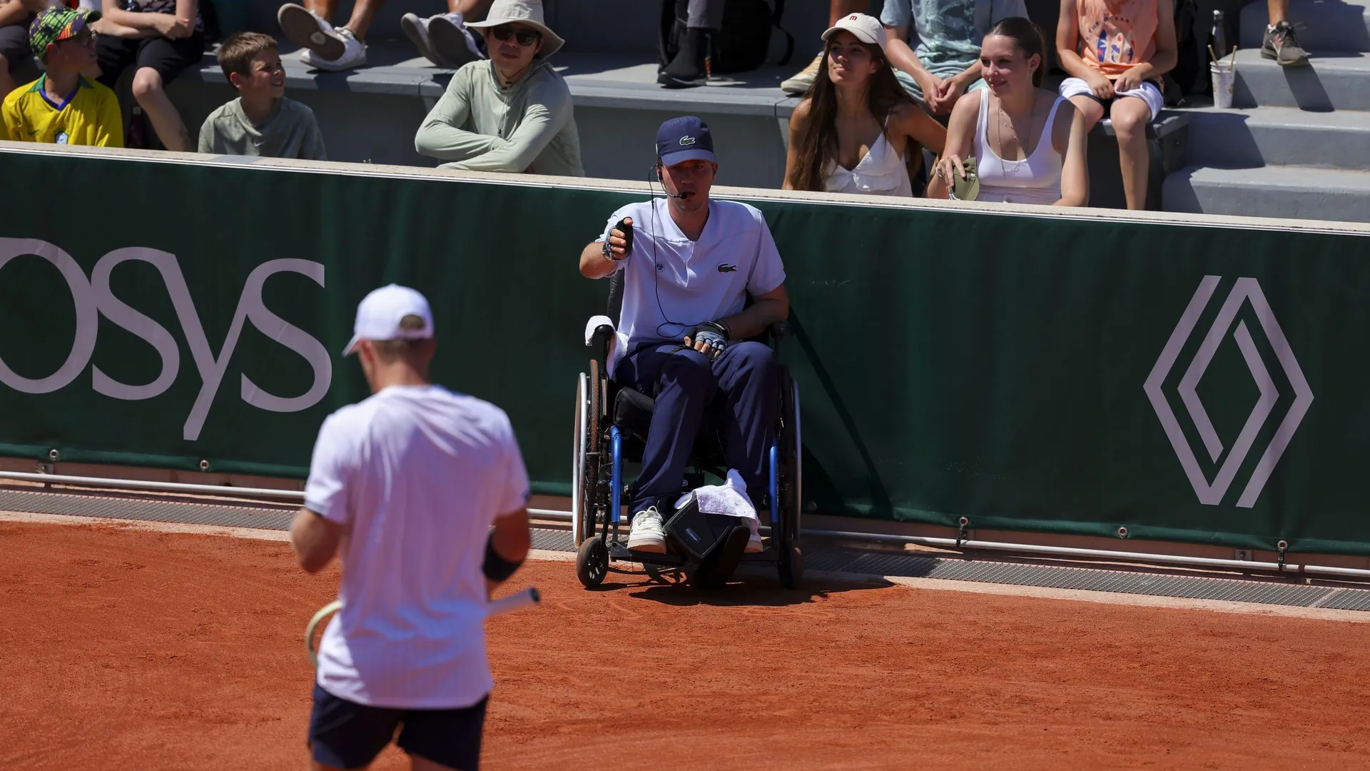 Roland Garros : Lucas Féron, arbitre en chaise roulante, porte-drapeau ...