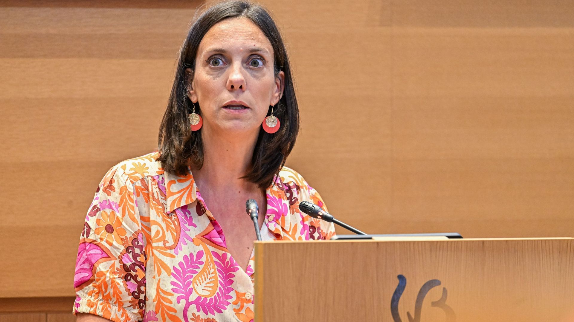PISA 2025 : Elisabeth Degryse voit "le verre plutôt à moitié plein", à rebours de Valérie Glatigny
