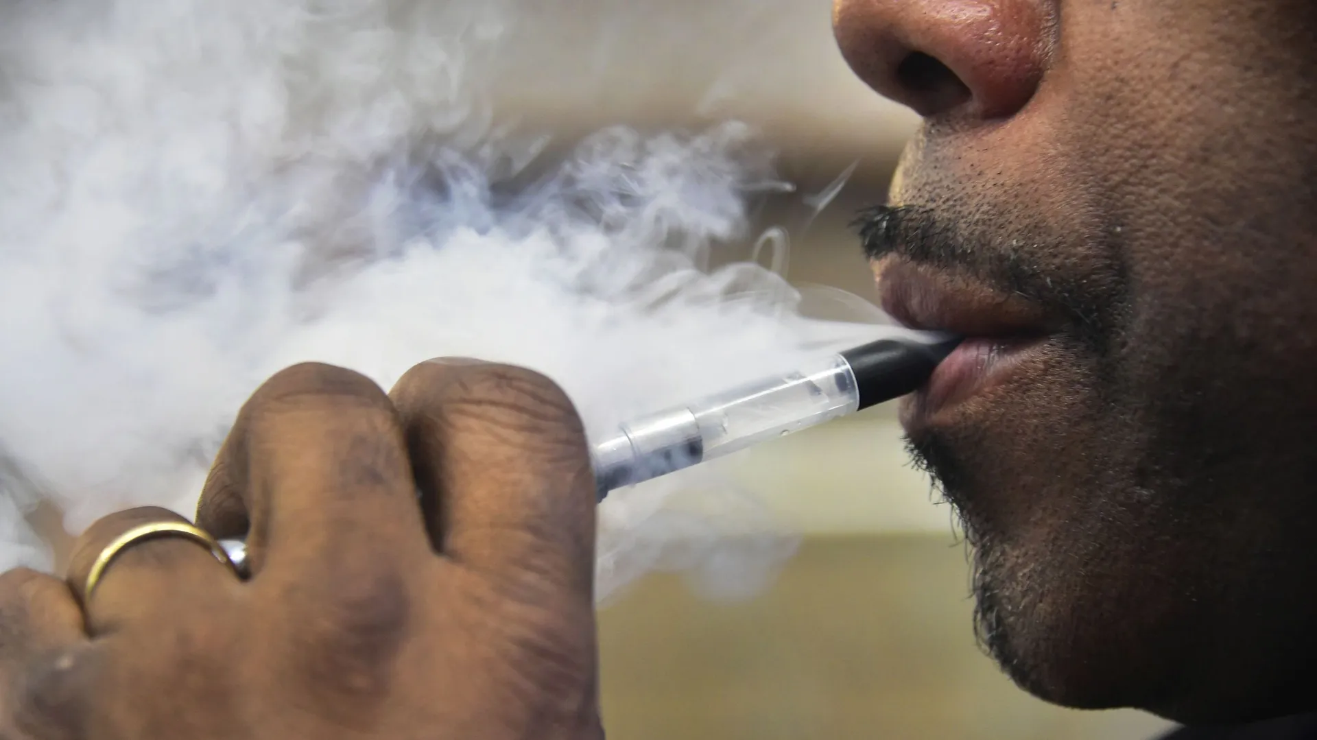 Cigarette électronique, vraiment sans danger pour la santé? - RTBF Actus