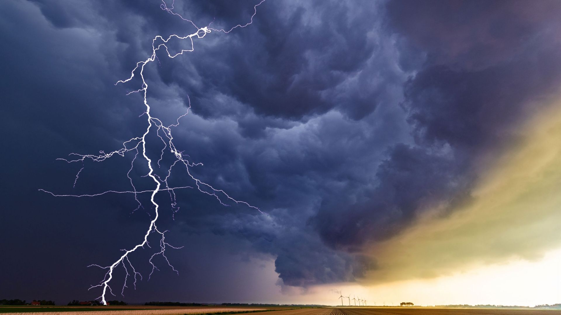 Orages et éclairs : que faire pour éviter d’être foudroyé ?