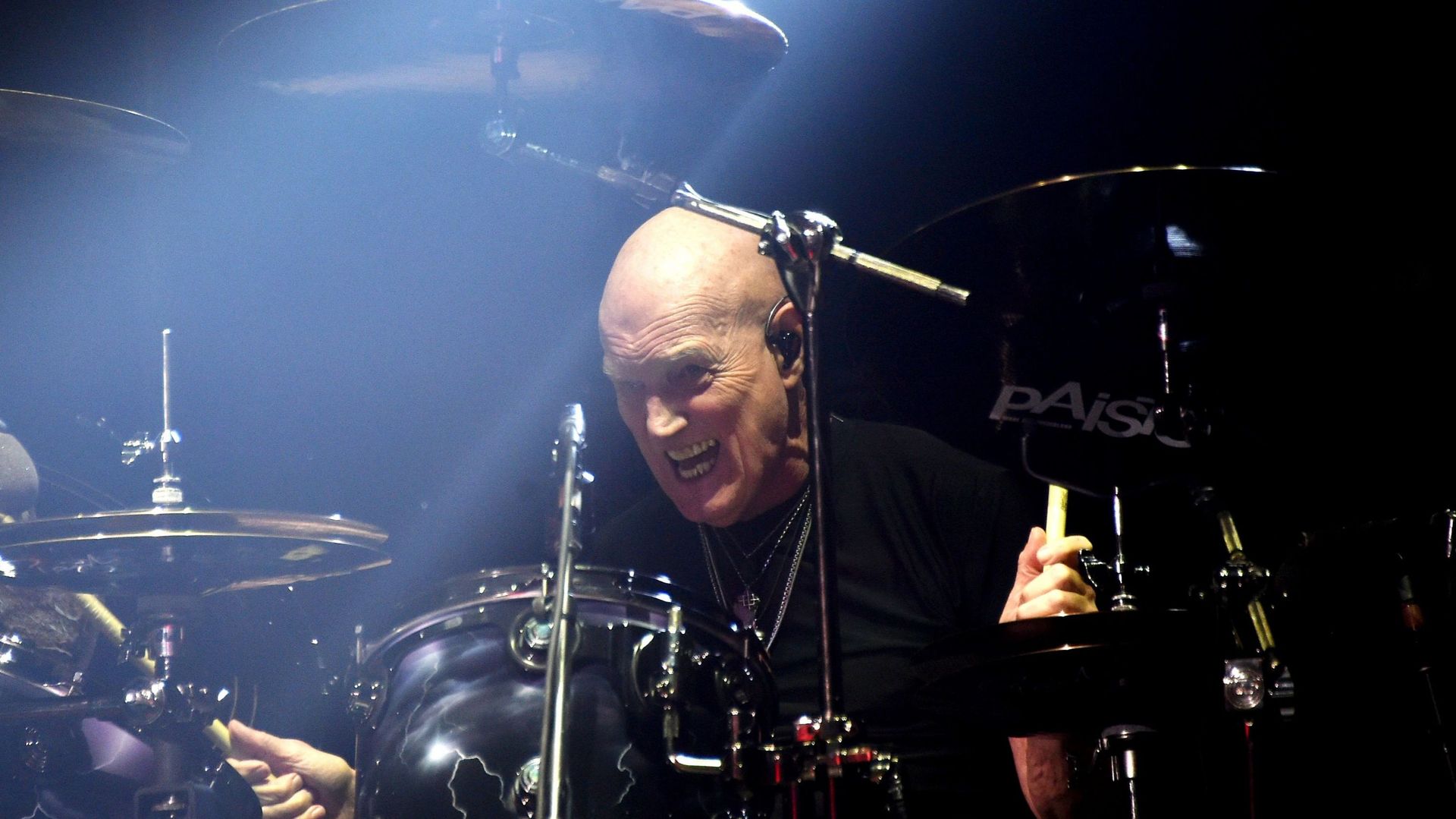 "Le cœur lourd, j'annonce ma retraite" : Chris Slade, ex-batteur d'AC/DC, quitte la scène à 79 ans