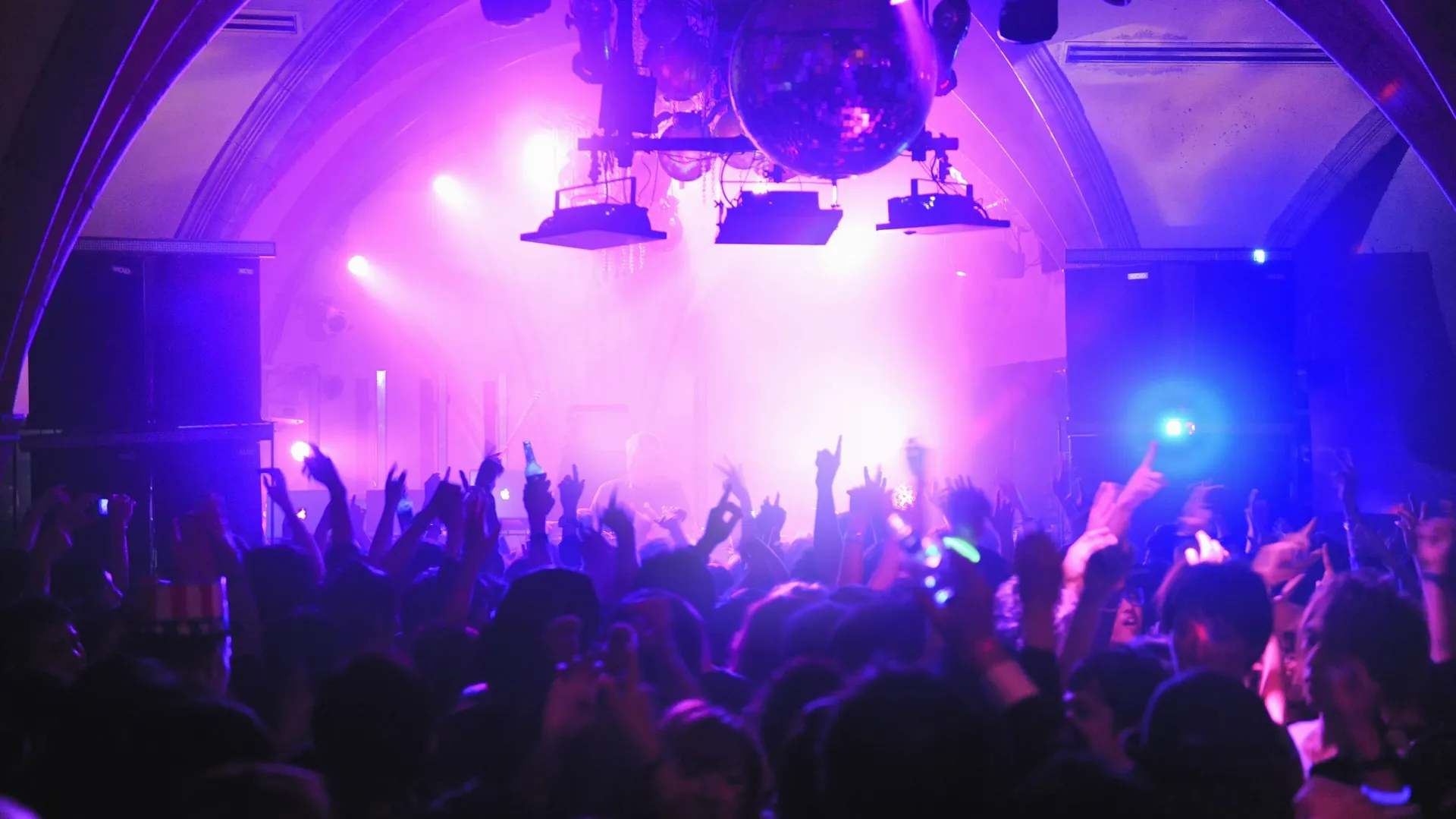 Flandre Orientale : la police met fin à une rave party rassemblant 300 ...
