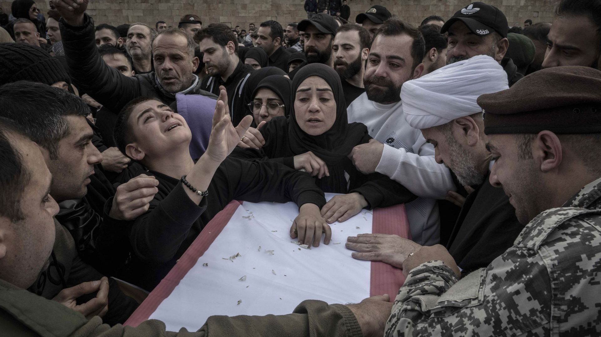 Liban : émotion et colère aux funérailles de policiers tués dans une frappe israélienne