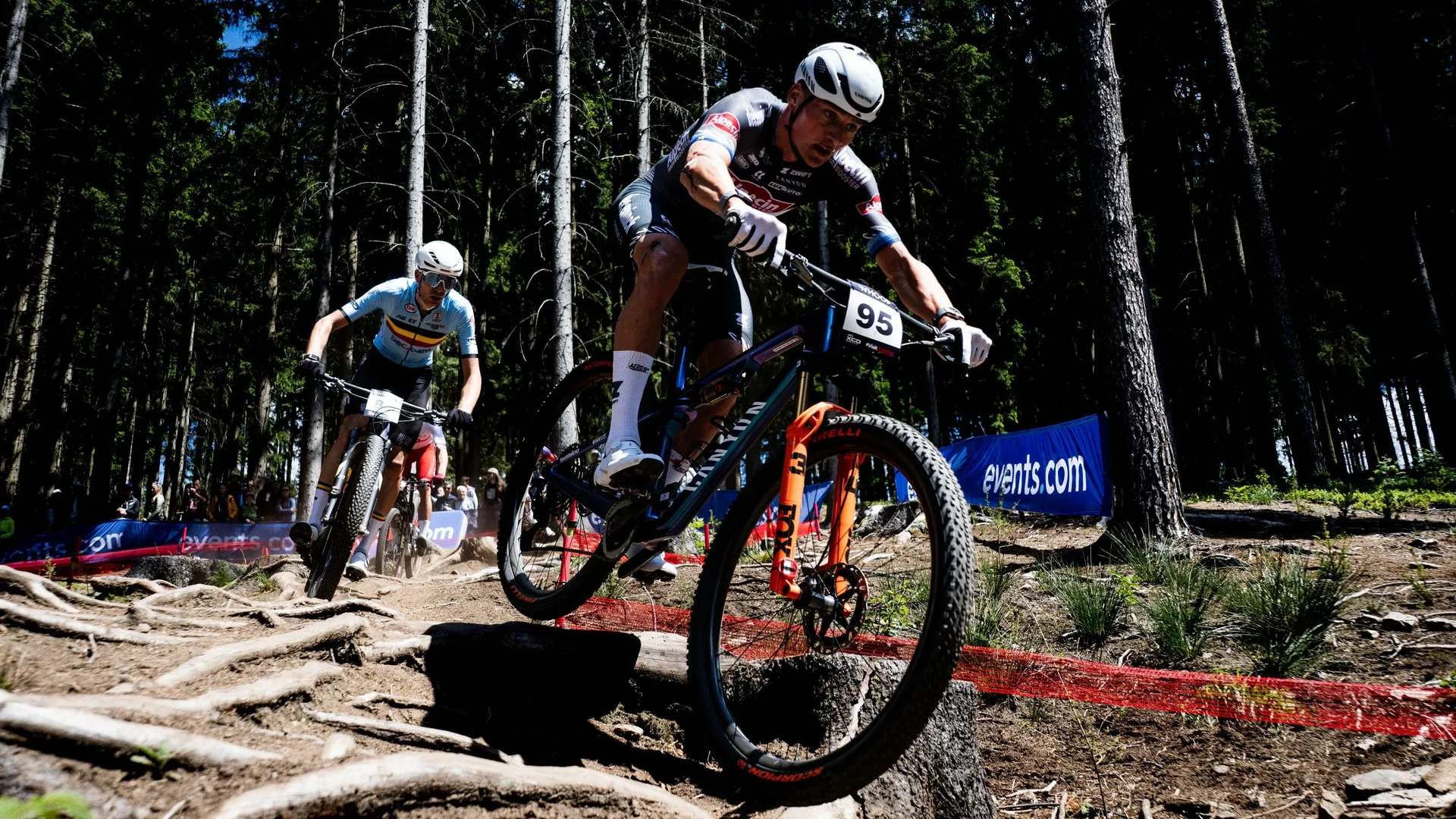 vtt-un-coureur-espagnol-mis-au-tapis-par-mathieu-van-der-poel