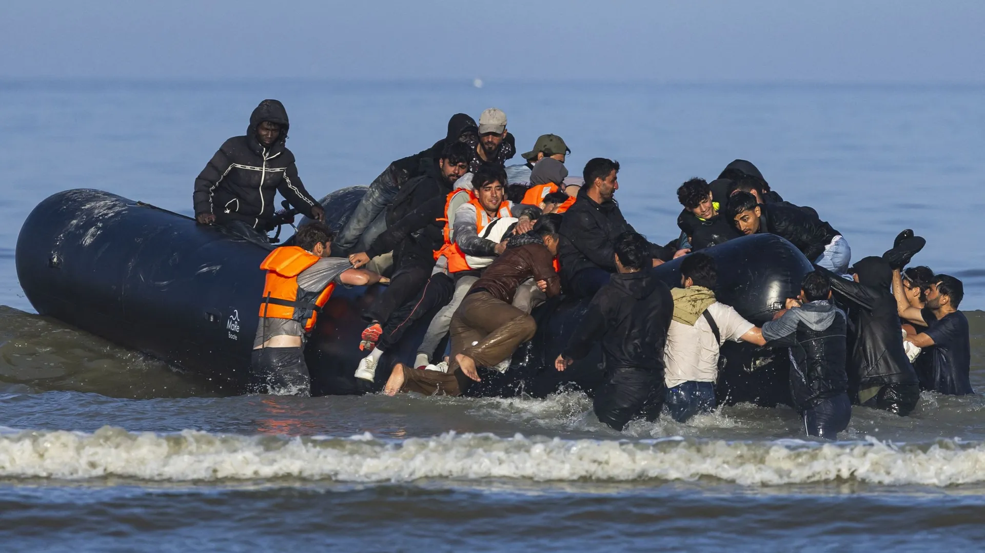 Asile et migration : une centaine de migrants secourus dans le détroit ...