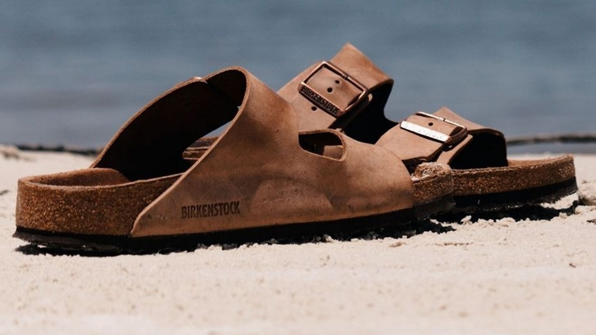 Birkenstock : le succès des sandales qui inspire une vague d'imitations et de "dupes"