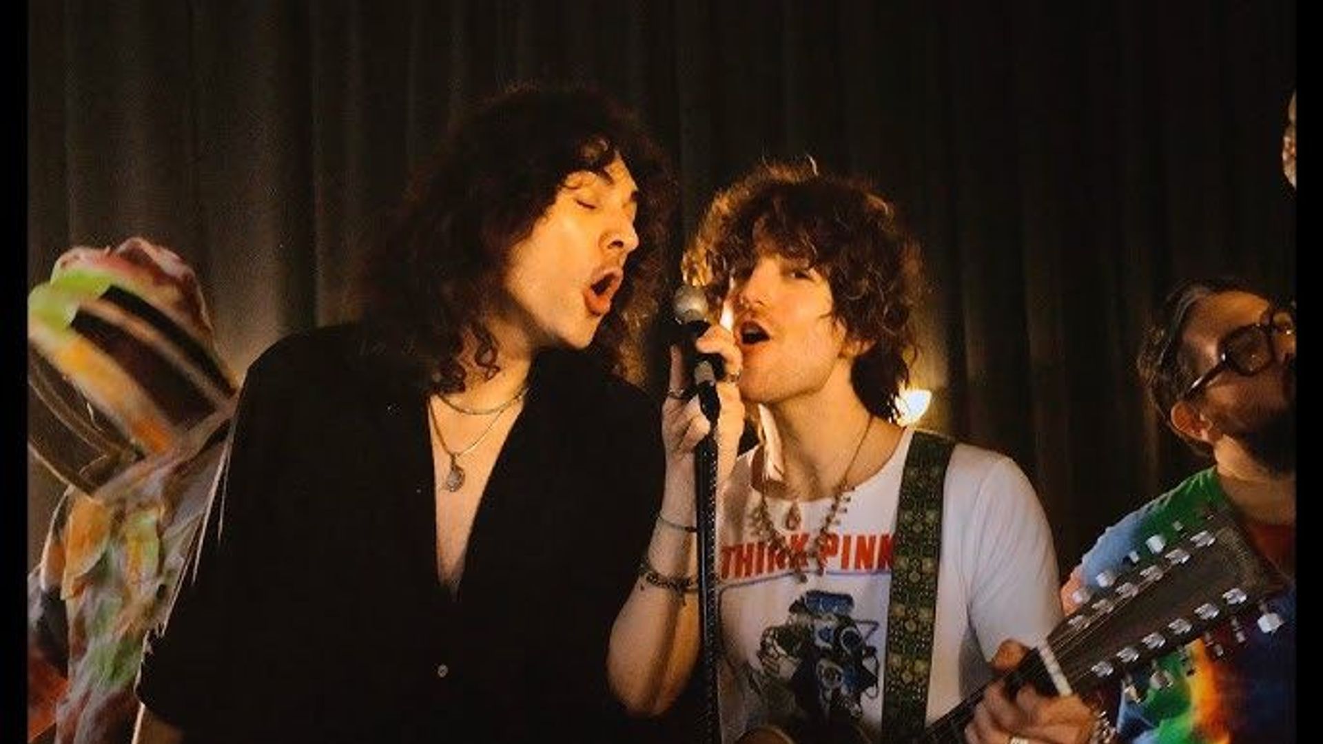 Nouveau single et première tournée : les fils de KISS enchaînent avec "Dancing While the World Is Ending"