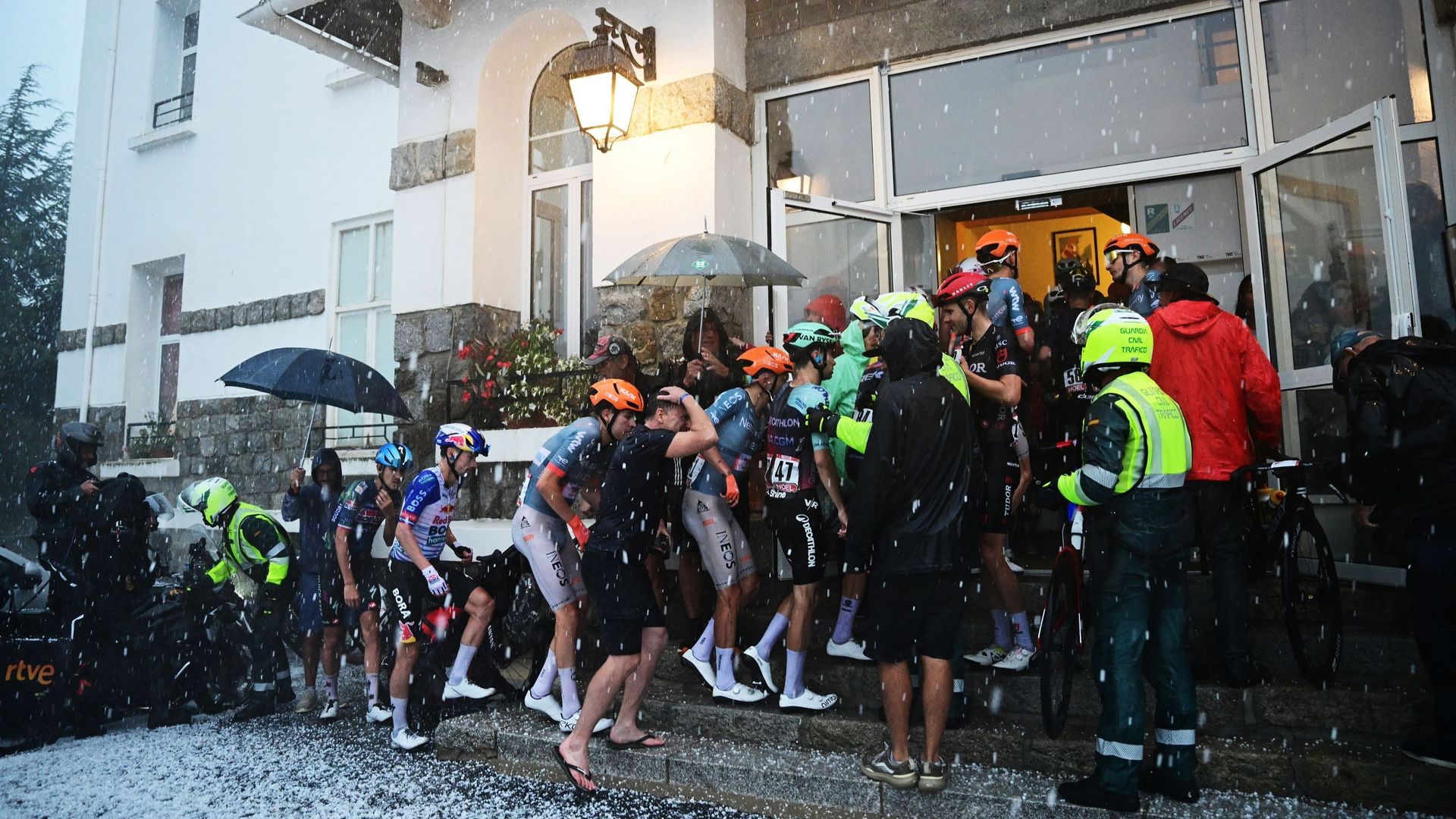 Vuelta 2026 – Les coureurs se réfugient dans un hôtel, opération avortée pour Hayter : les faits marquants de la 3e étape