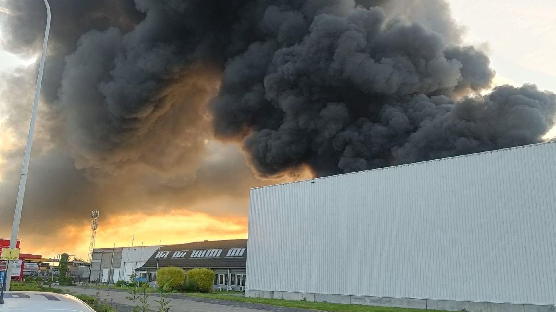 Important incendie dans un entrepôt de stockage de pellets dans le zoning des Hauts-Sarts à Herstal