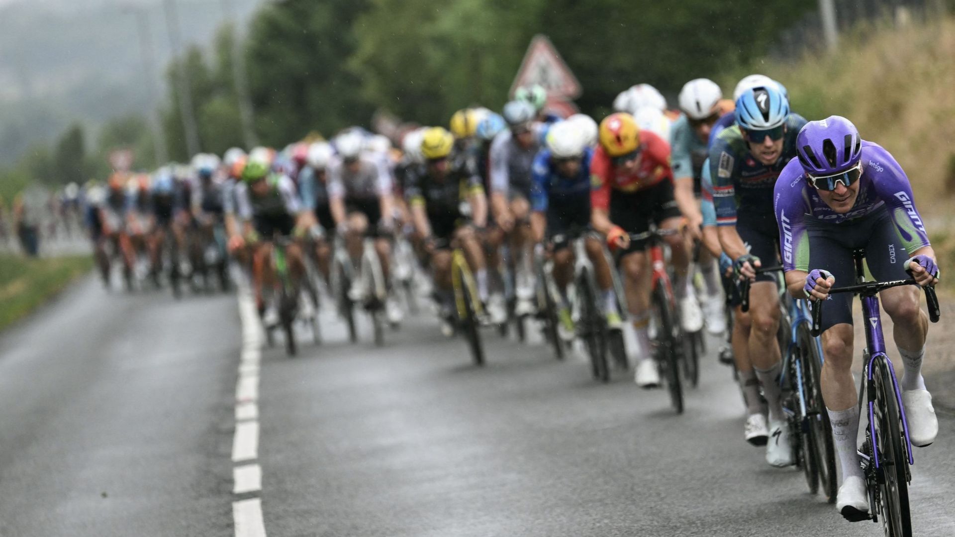 Direct commenté - Vuelta 2026, 5e étape : le peloton enfin en Espagne, 5 coureurs devant (Direct vidéo à 14h50)