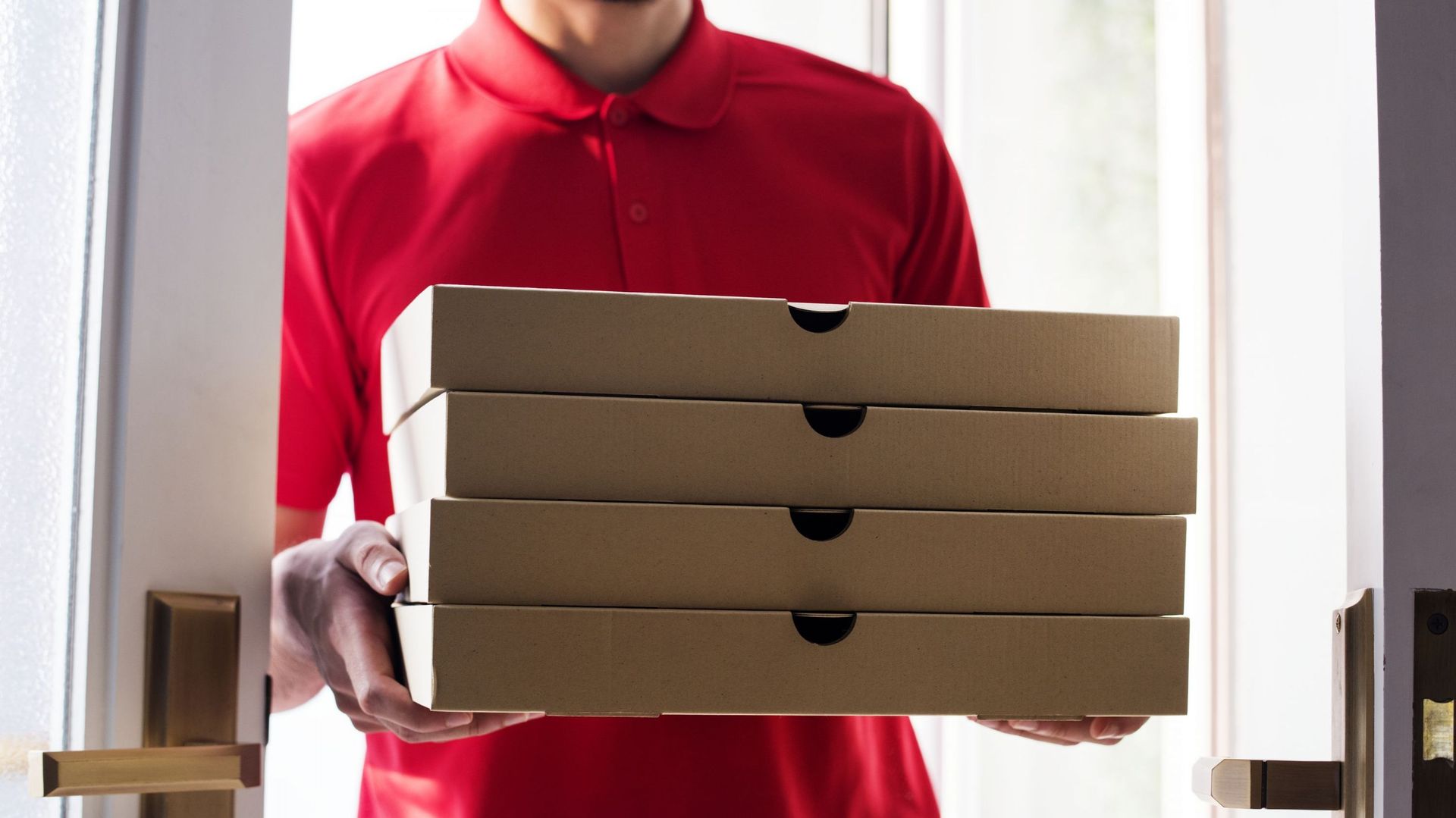 La minute insolite : un livreur de pizza de 68 ans rend service à un client et reçoit en retour des milliers de dollars
