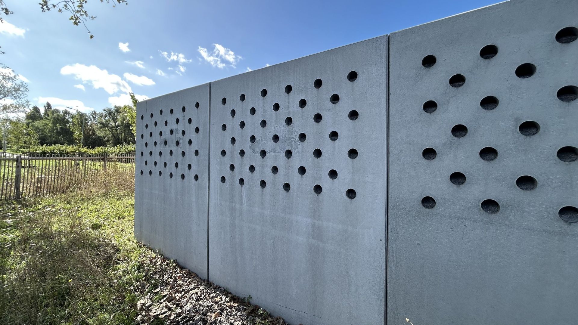 Comment réduire les conséquences des chantiers sur la biodiversité ? Un nichoir à hirondelles est installé sur le site d’Obourg
