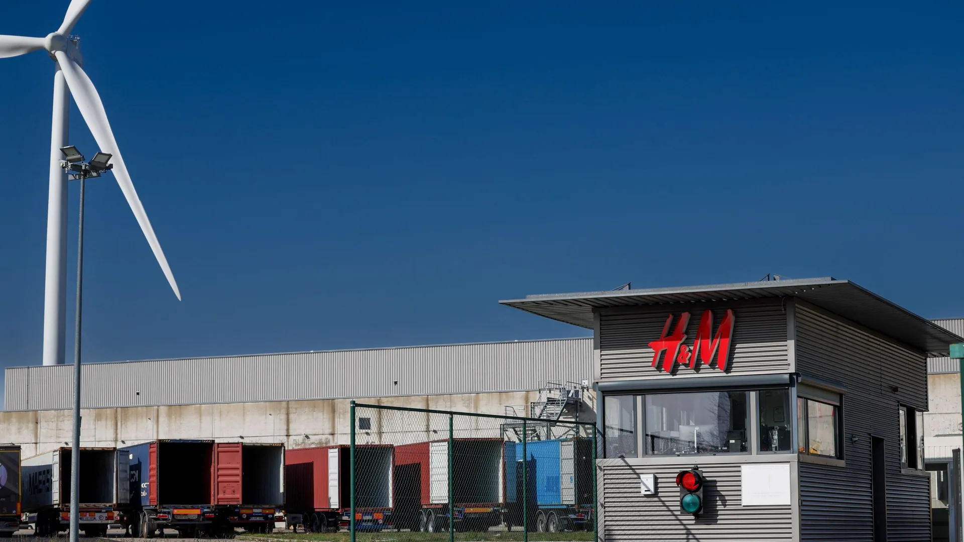 H&M Logistics à Ghlin : la direction décrète un 'lock-out', une grève ...