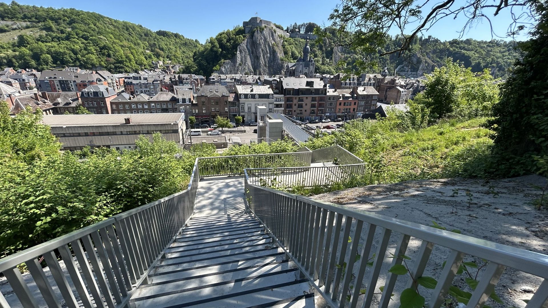 Un homme accroché dans le vide sur la falaise de la citadelle de Dinant ...