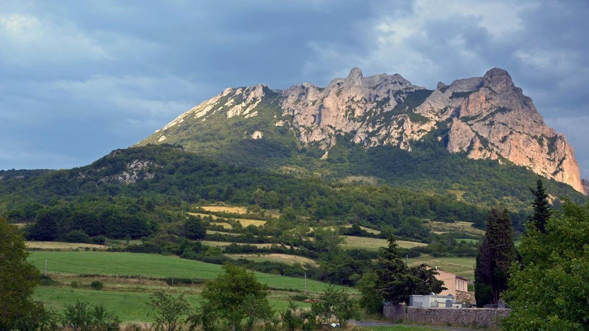 Fées, lutins et extraterrestres, comment le pic de Bugarach a donné vie aux mythes les plus fous