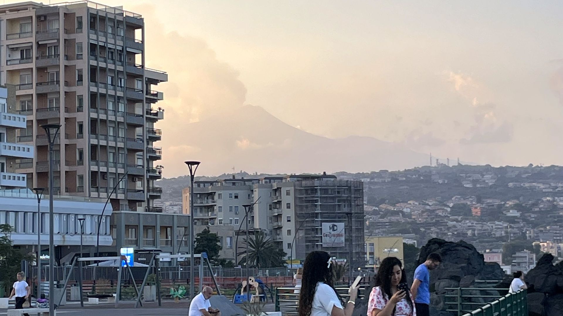 En Sicile, l'Etna continue de gronder, bloquant des milliers de touristes sur l'île italienne