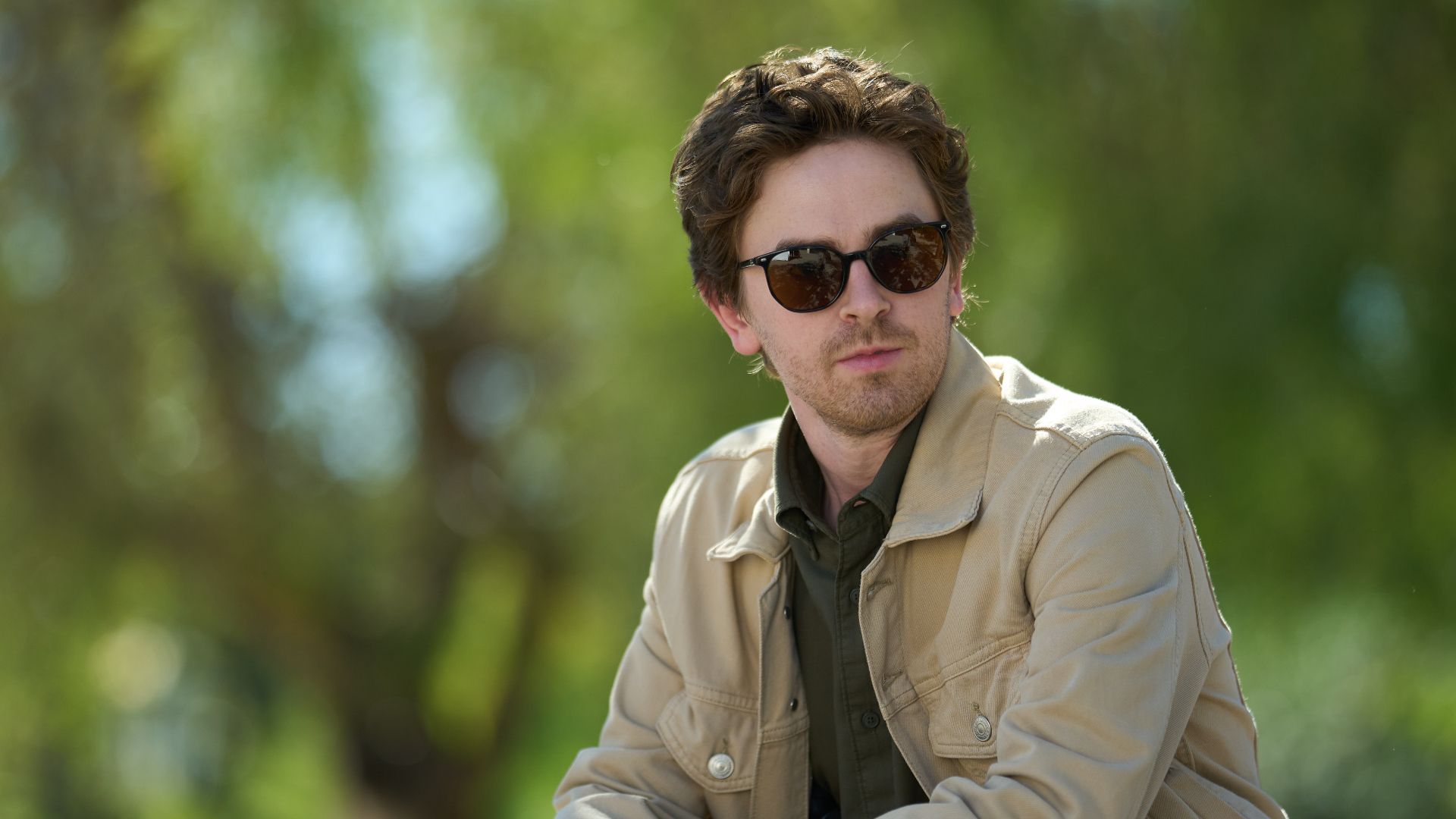 Que cache la mère de Freddie Highmore dans la série thriller "The Assassin" ?